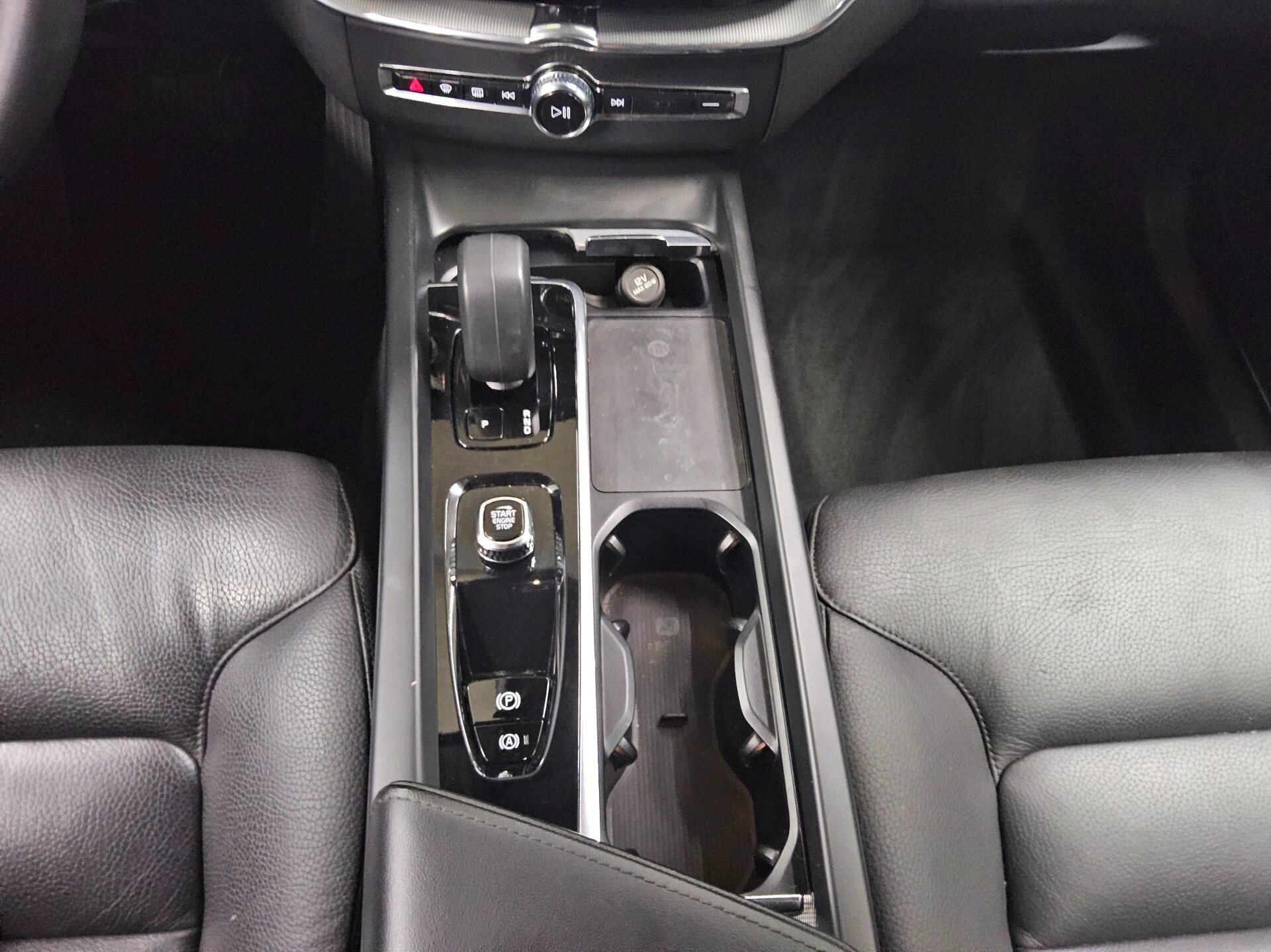 Volvo XC60 B4 D Core Navi LED Leder 4xShz AHK RFK 6
