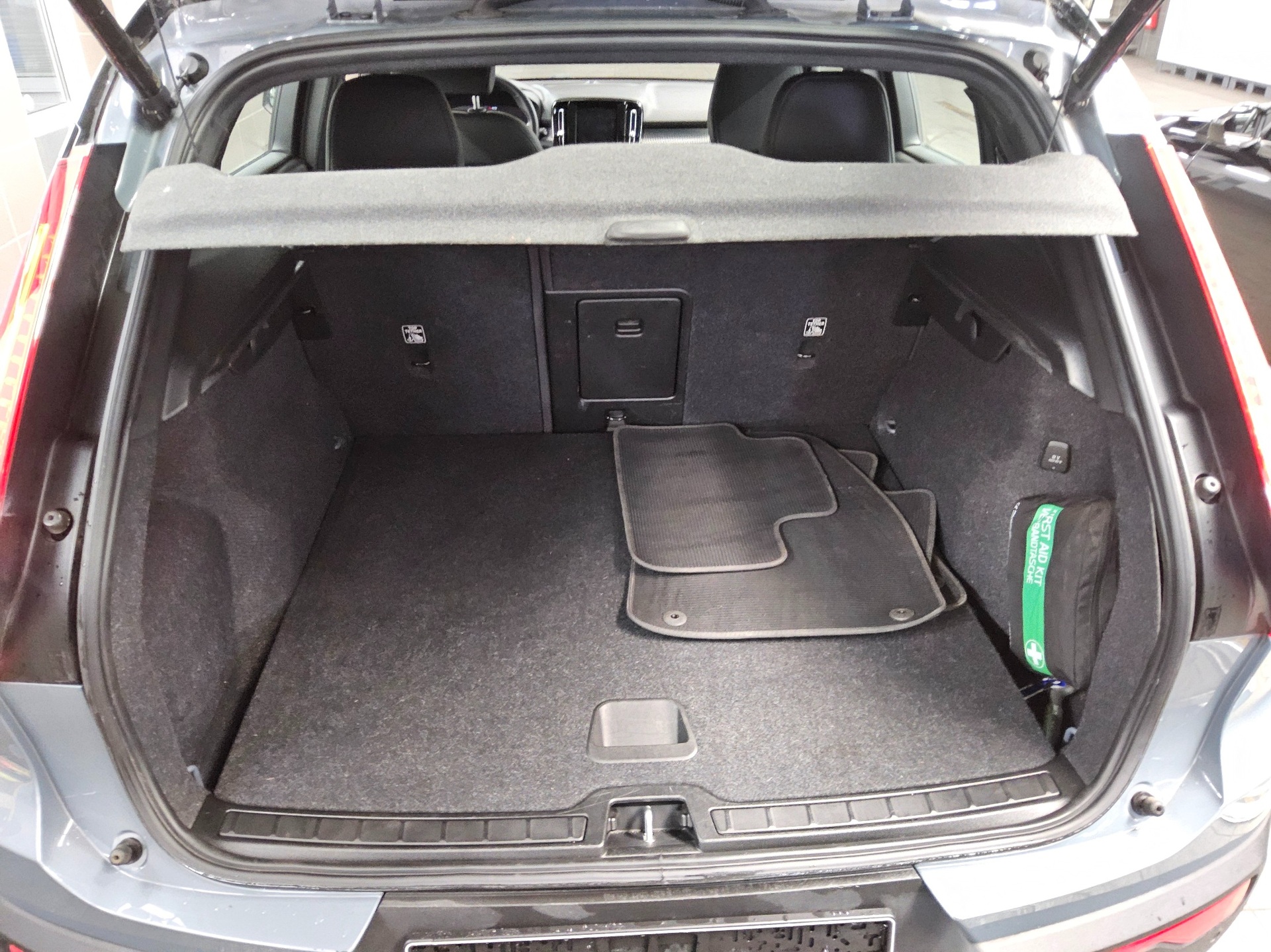Volvo XC40 T4 R-Design Navi LED H-K Sound RFK AHK ACC 12