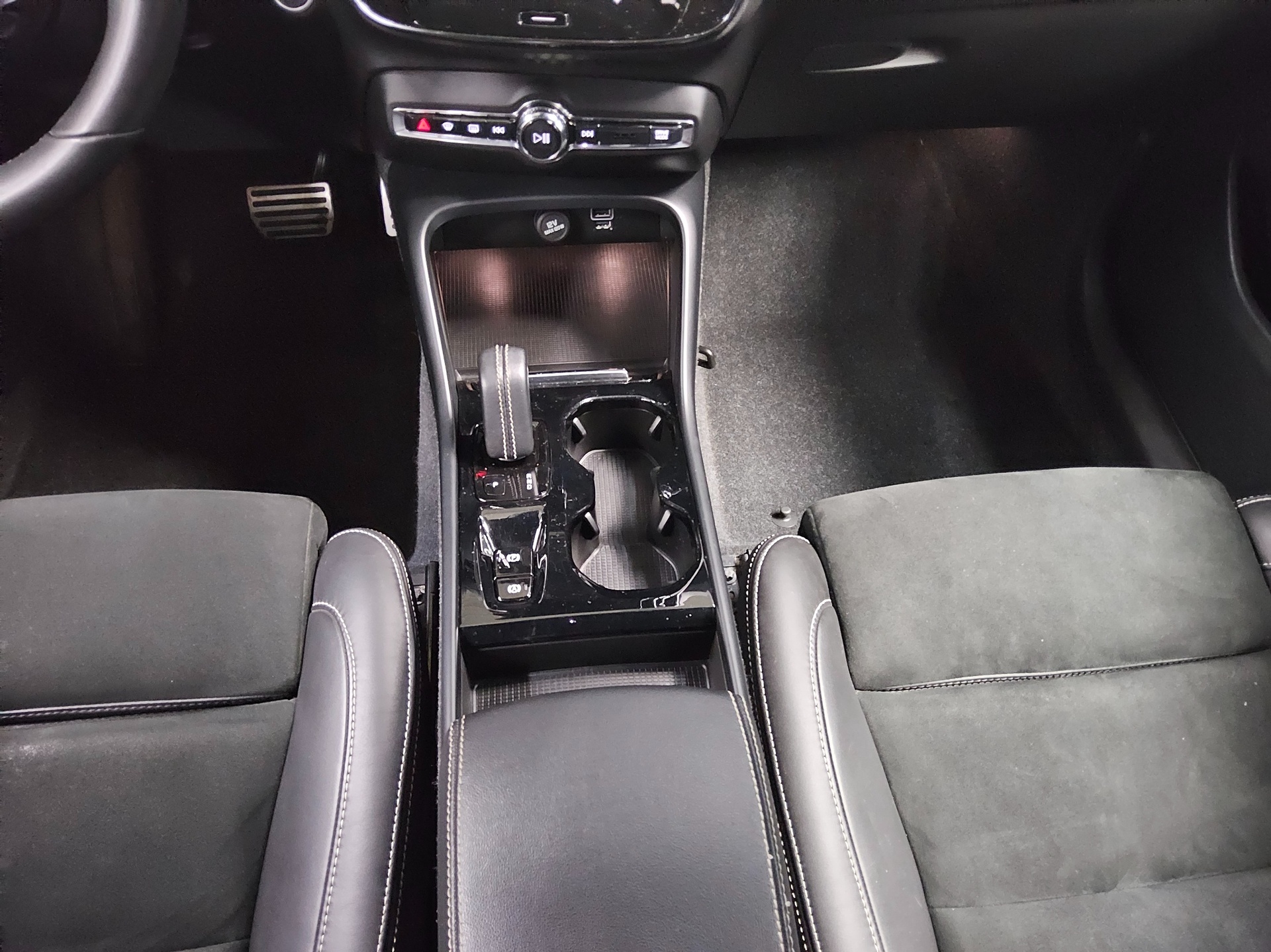 Volvo XC40 T4 R-Design Navi LED H-K Sound RFK AHK ACC 6