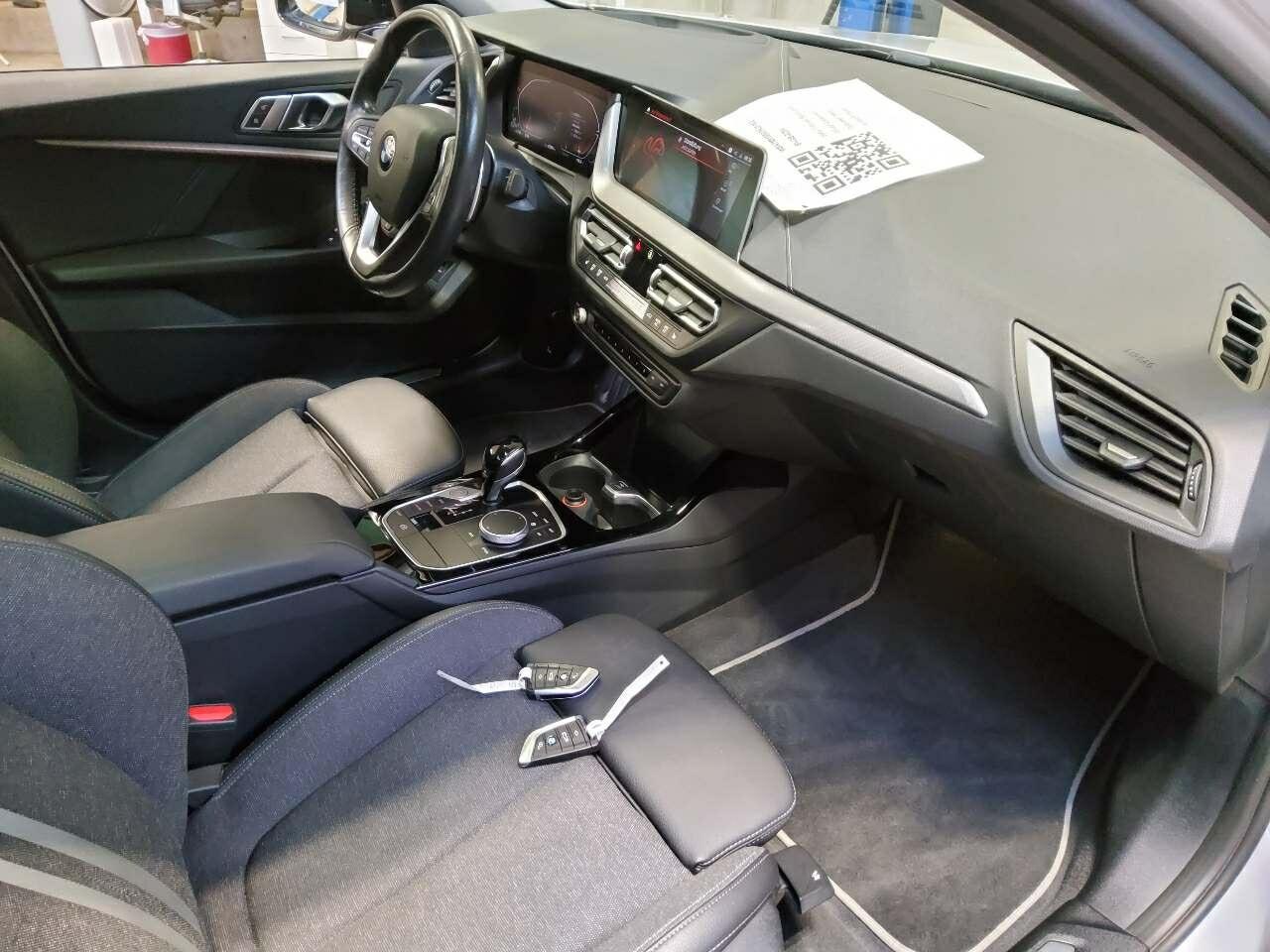 BMW 118dA Sport-Line Navi LED Pano LC prof. 3
