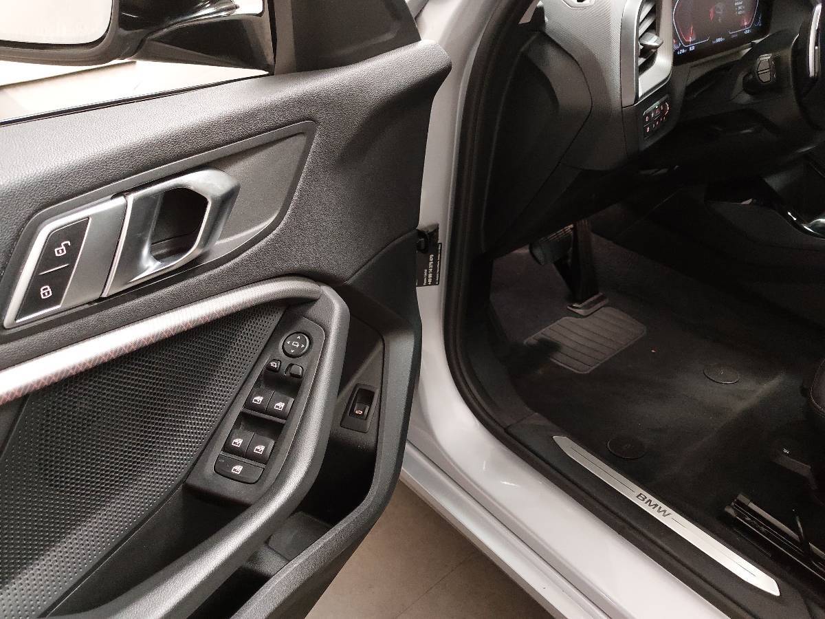 BMW 118d Sport-Line Navi LED Pano LC prof. 14