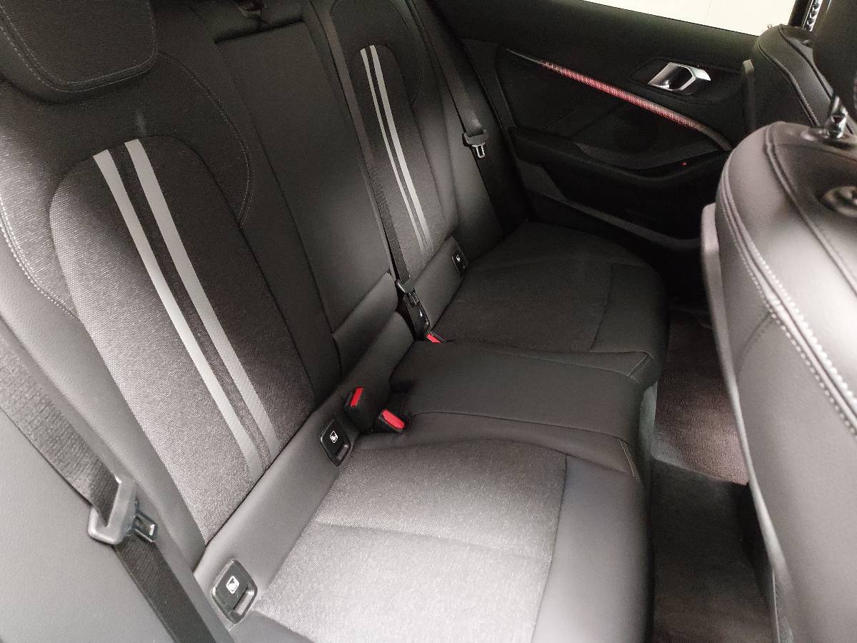 BMW 118d Sport-Line Navi LED Pano LC prof. 17