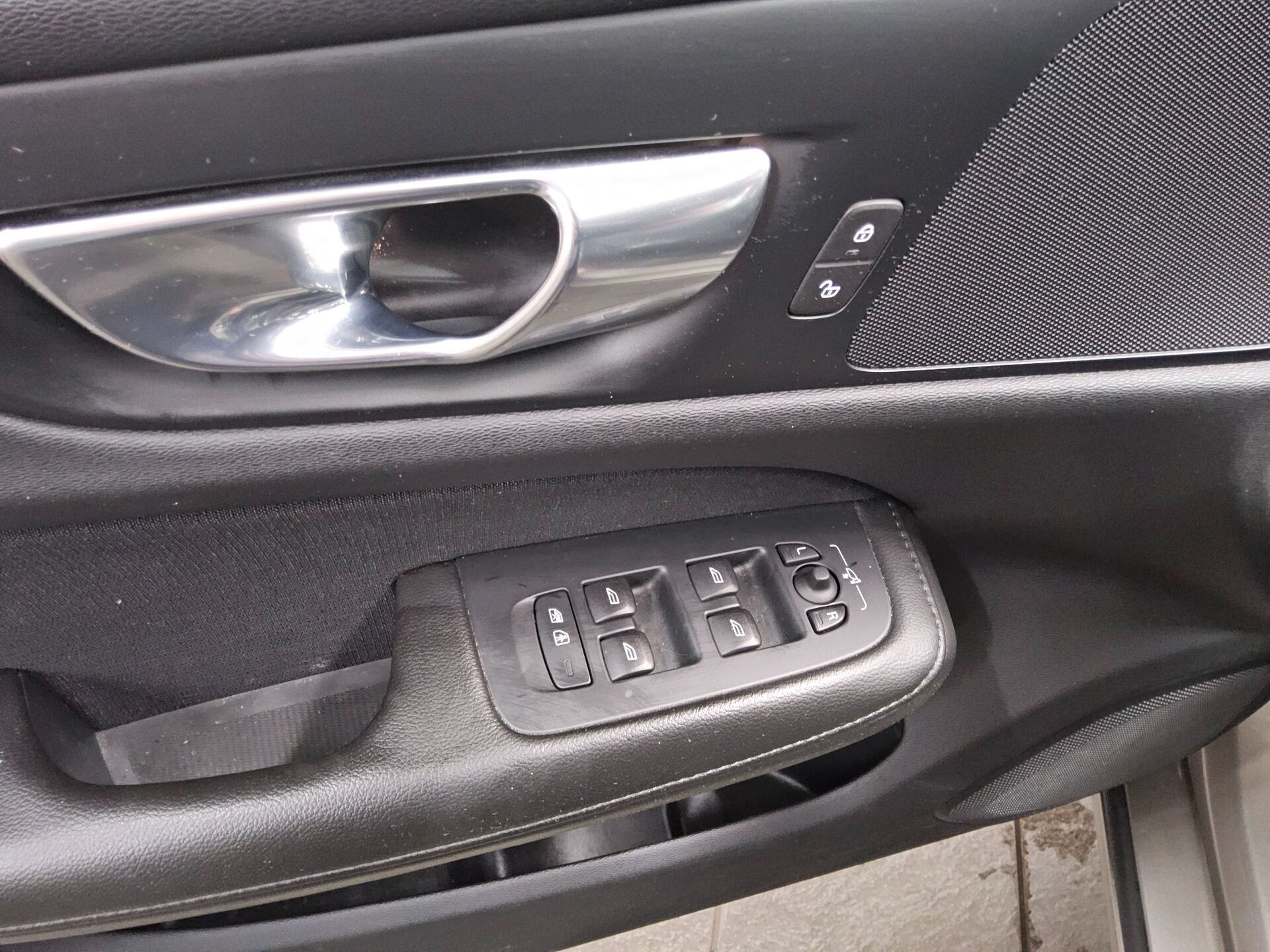Volvo V60 D3 Momentum Pro T-Leder Navi LED Pano RFK 9