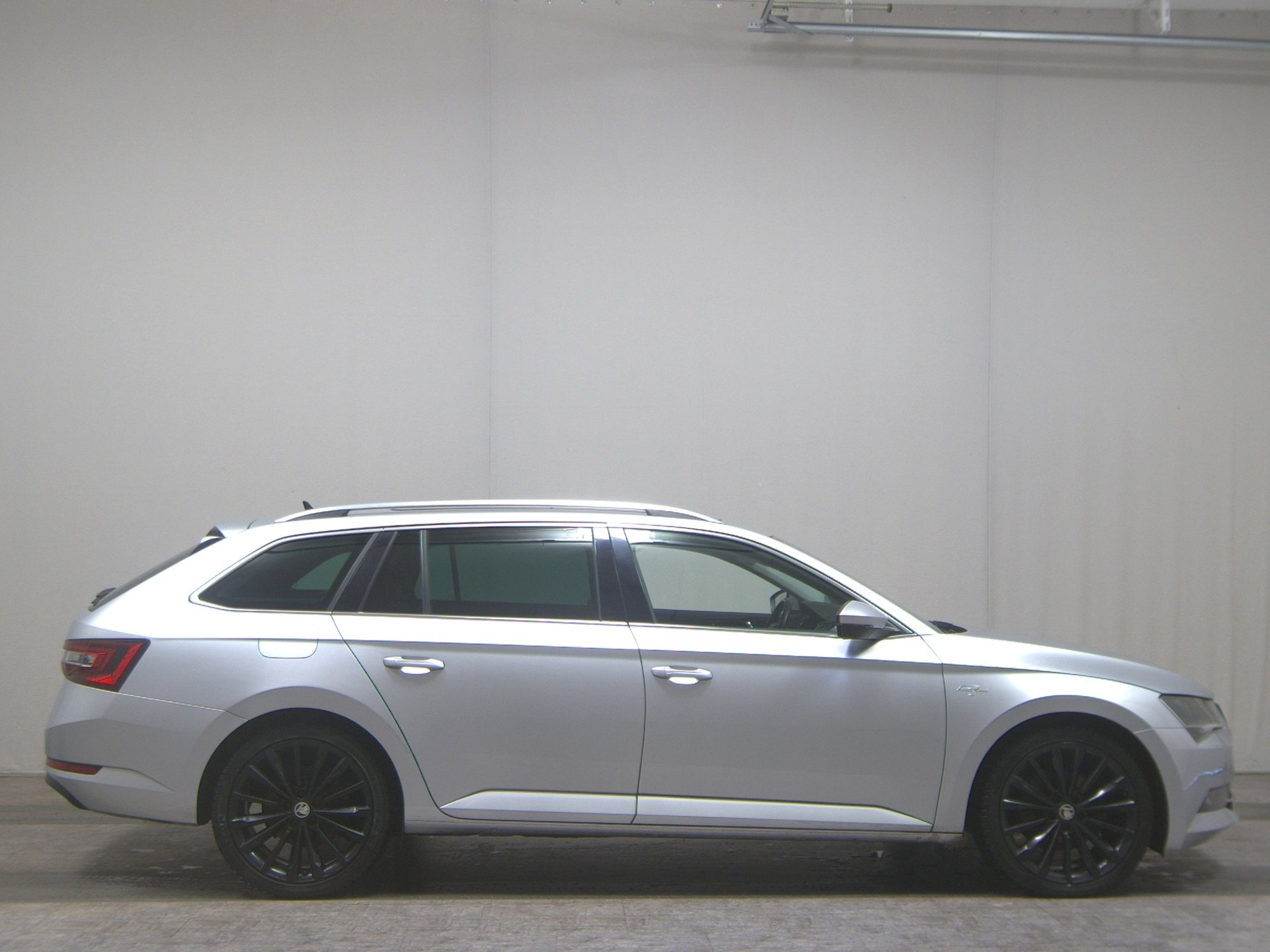 Skoda Superb Kombi 2.0 TDI L&K Leder Navi Xenon Pano