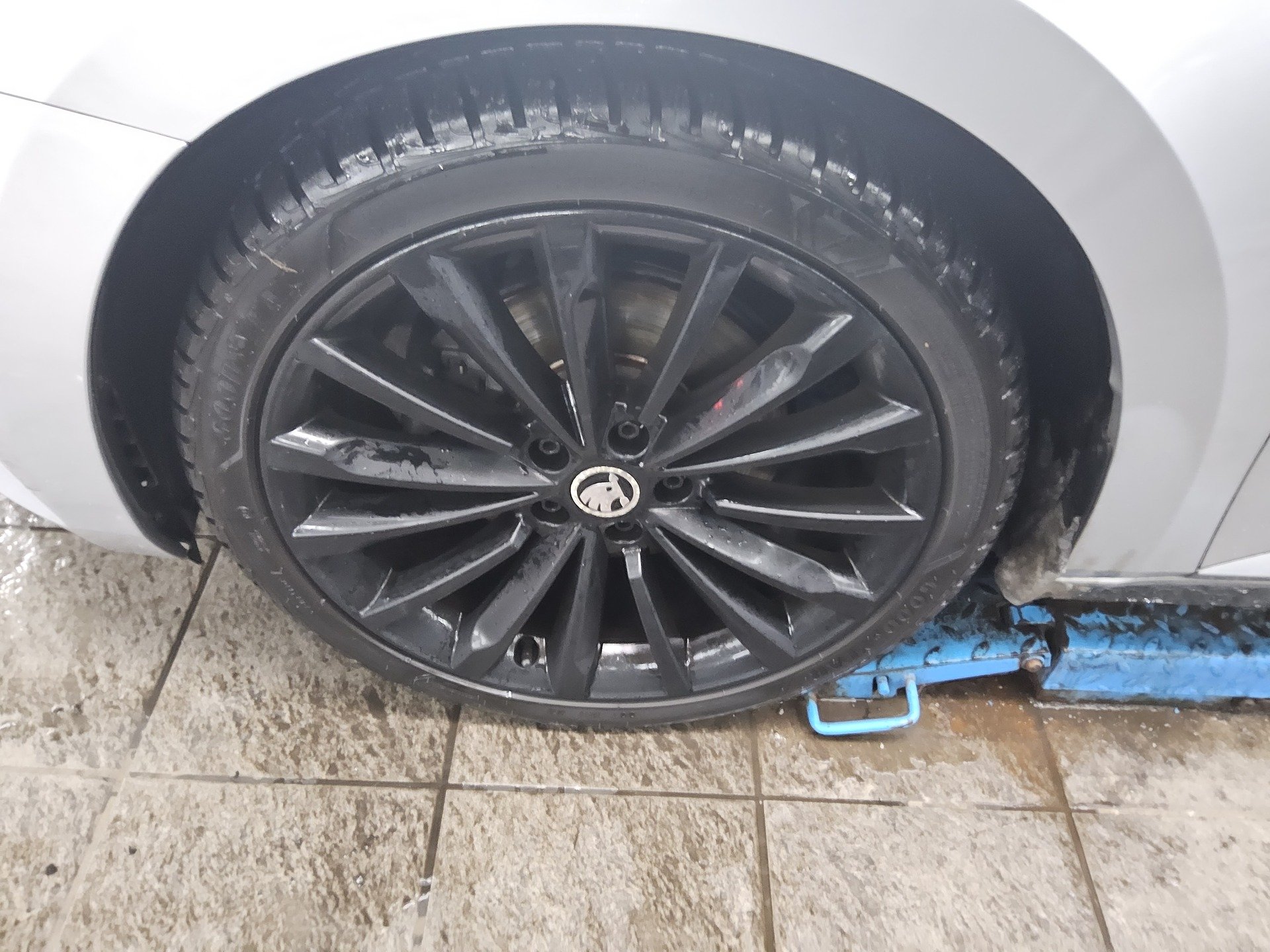 Skoda Superb Kombi 2.0 TDI L&K Leder Navi Xenon Pano 10