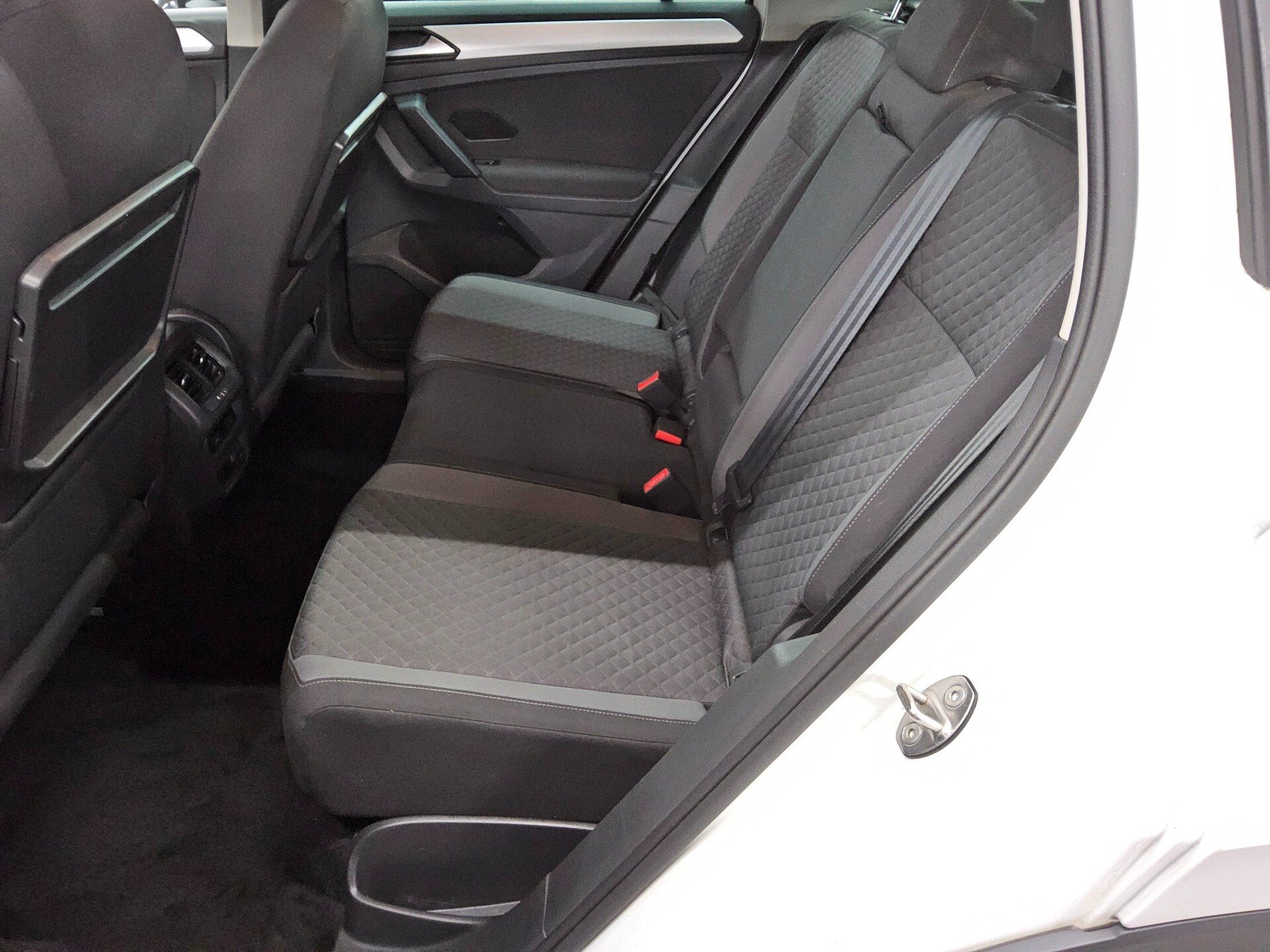Volkswagen Tiguan 2.0 TDI Comf. Navi AHK ACC PDC DAB+ 13