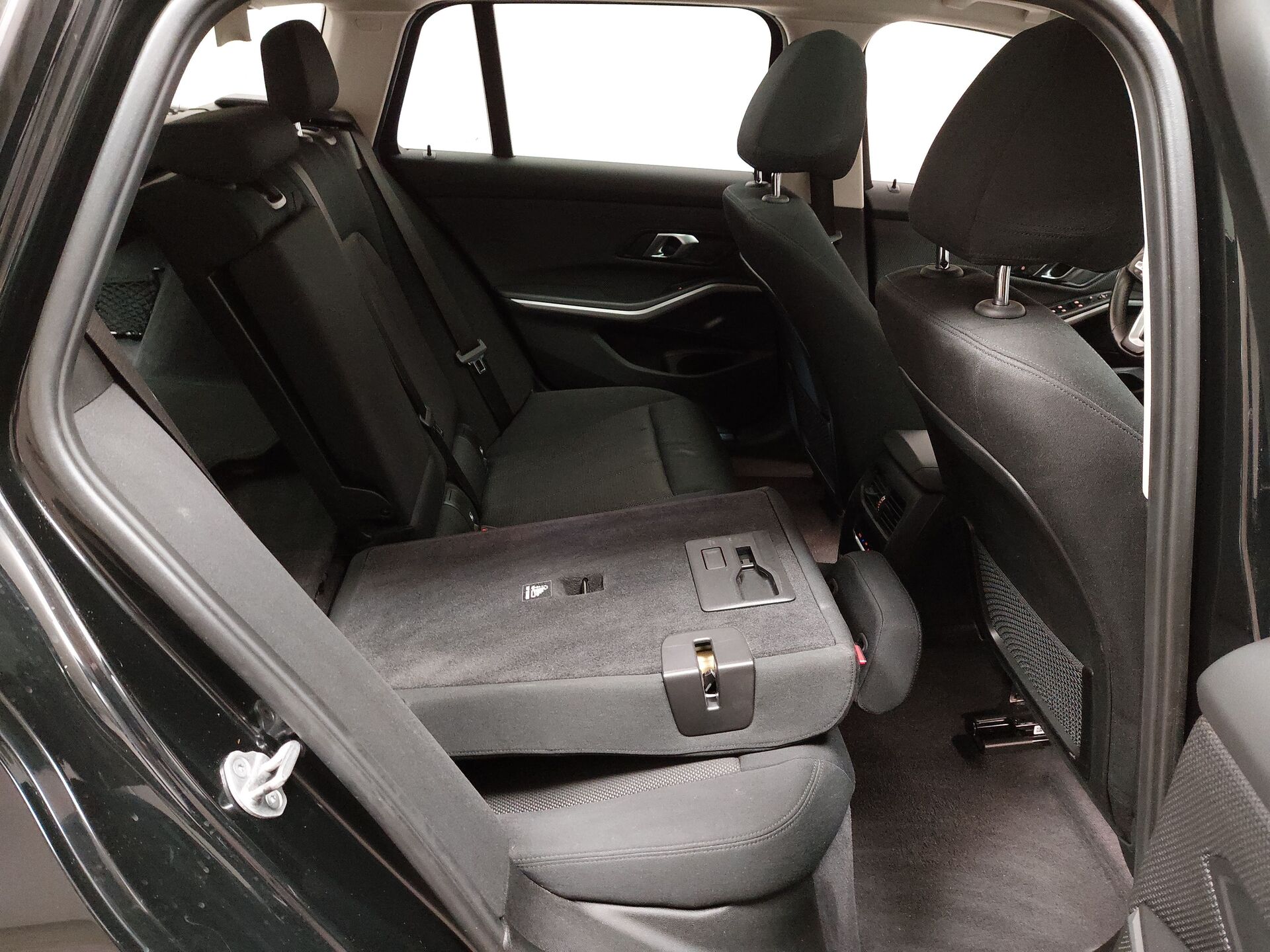 BMW 320d Touring xDr Advantage LC PRO AHK RFK PANO 14