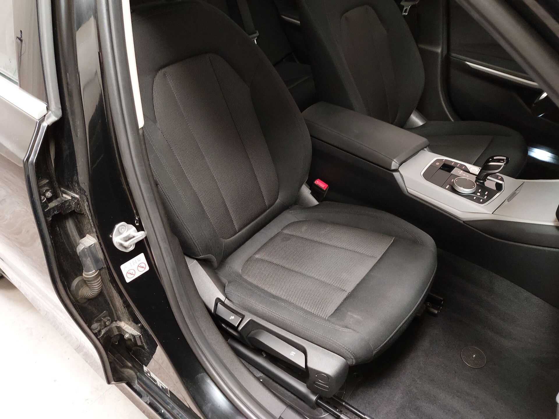 BMW 320d Touring xDr Advantage LC PRO AHK RFK PANO 11