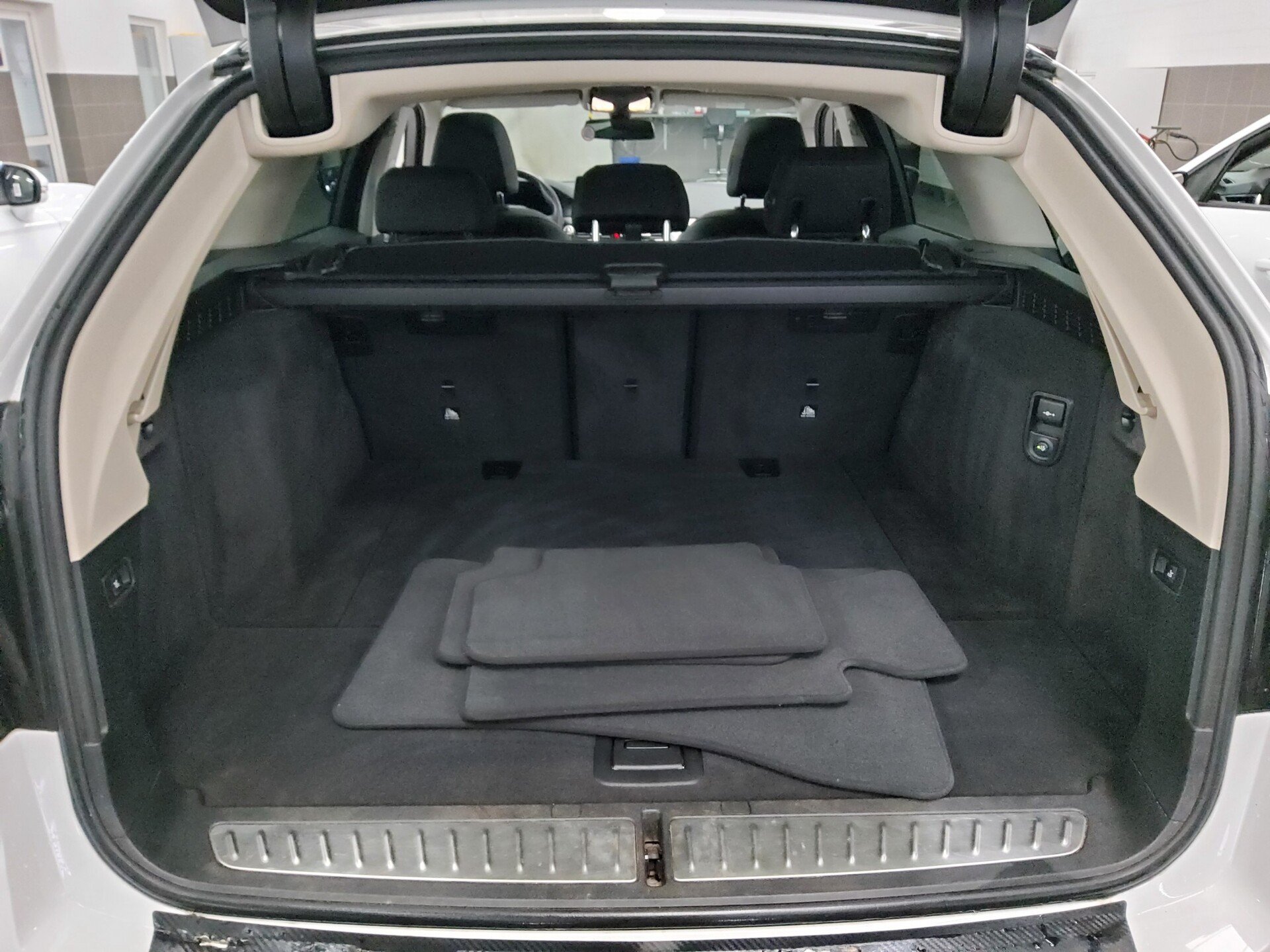 BMW 520dA Touring Leder Navi LED+ LC-Pro Pano StHzg 12