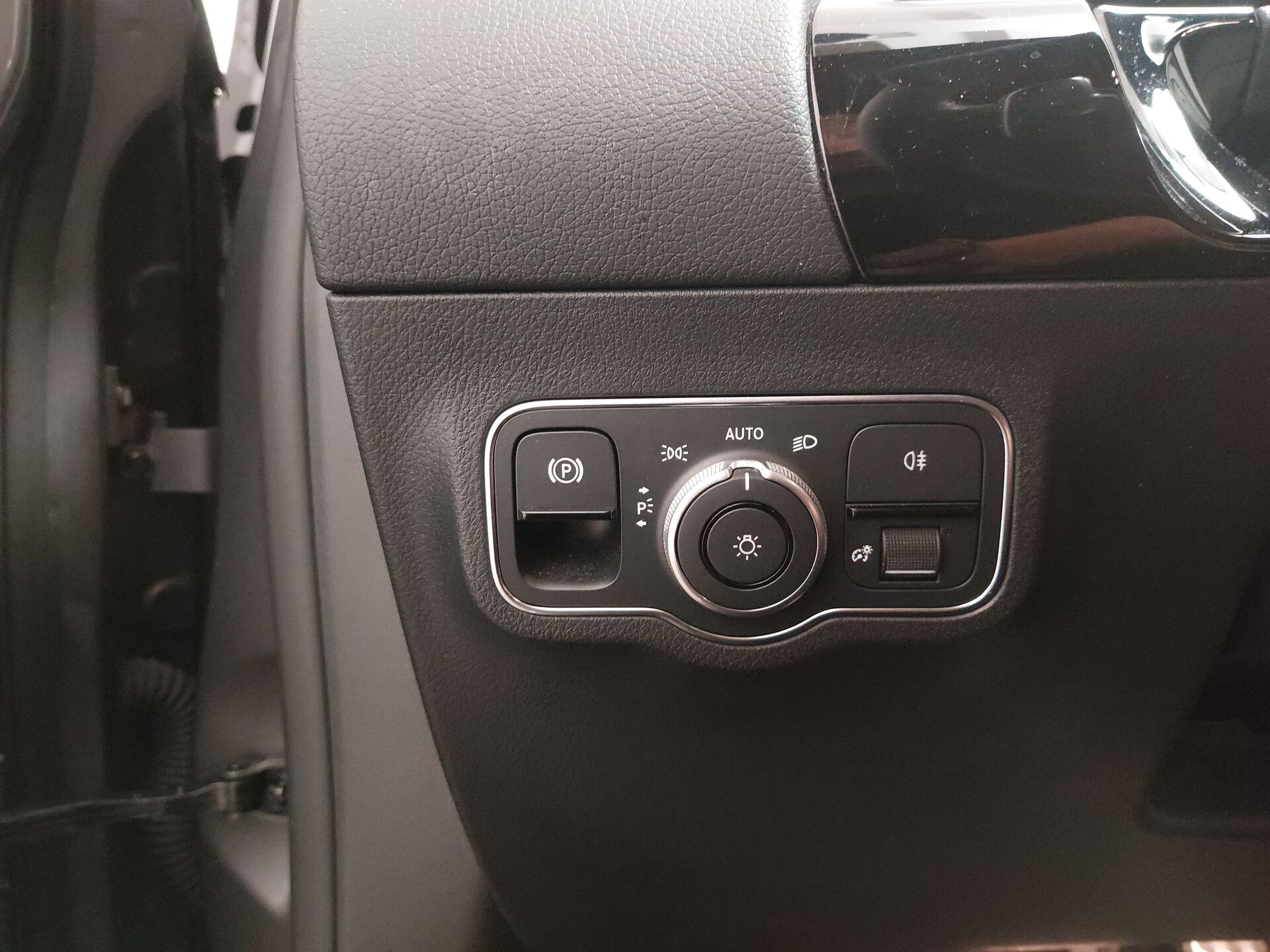 Mercedes-Benz 250 e AMG-Line NAVI SPORTSITZE KLIMAAUT LED RADIO 9