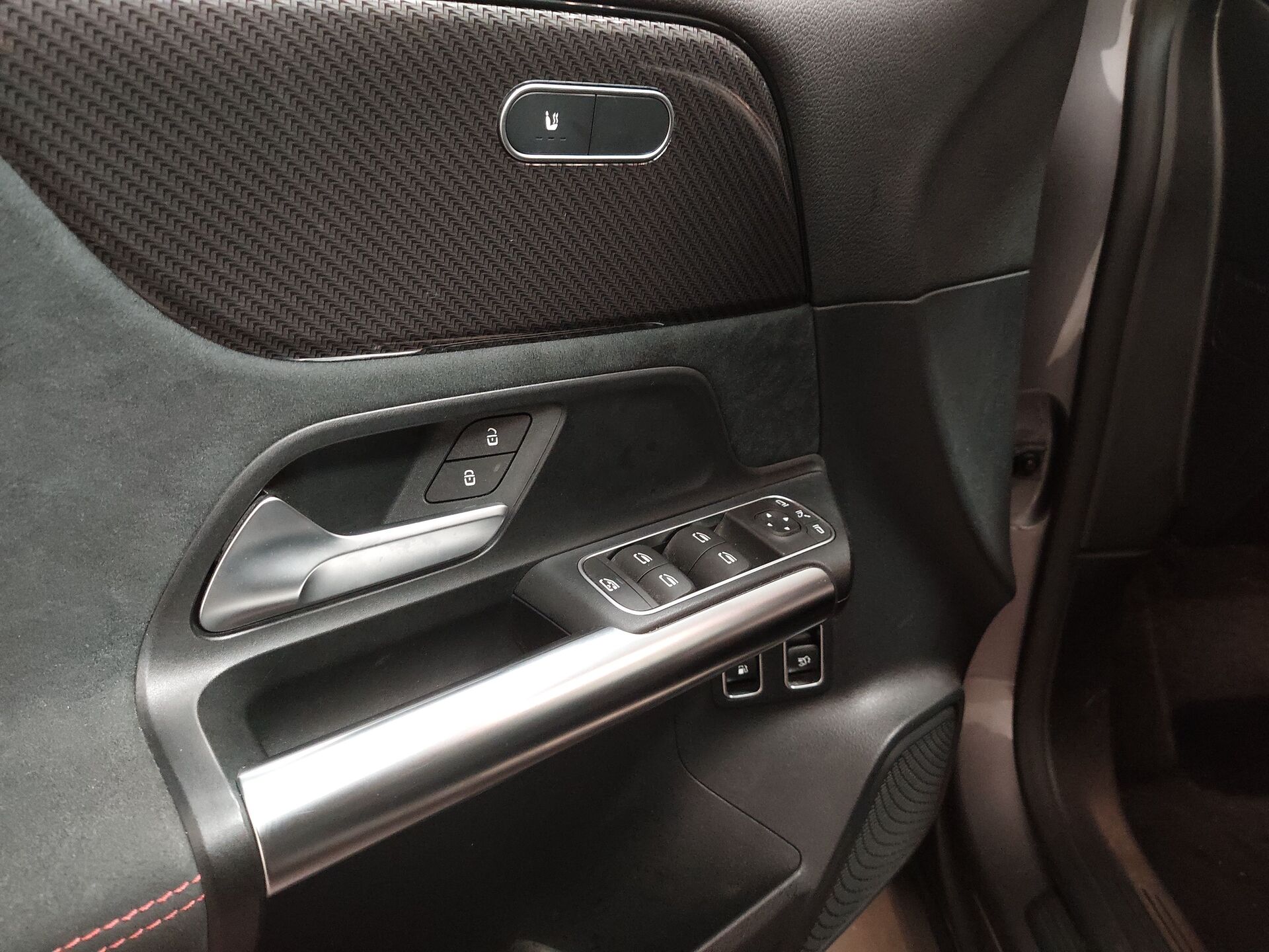 Mercedes-Benz 250 e AMG-Line NAVI SPORTSITZE KLIMAAUT LED RADIO 10