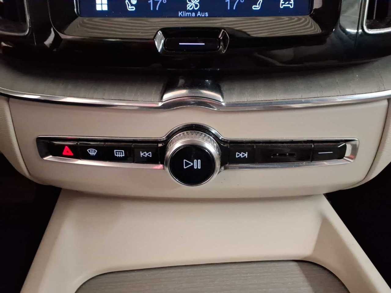 Volvo XC60 B4 NAVI KLIMAAUT LED RADIO TEMPO 11