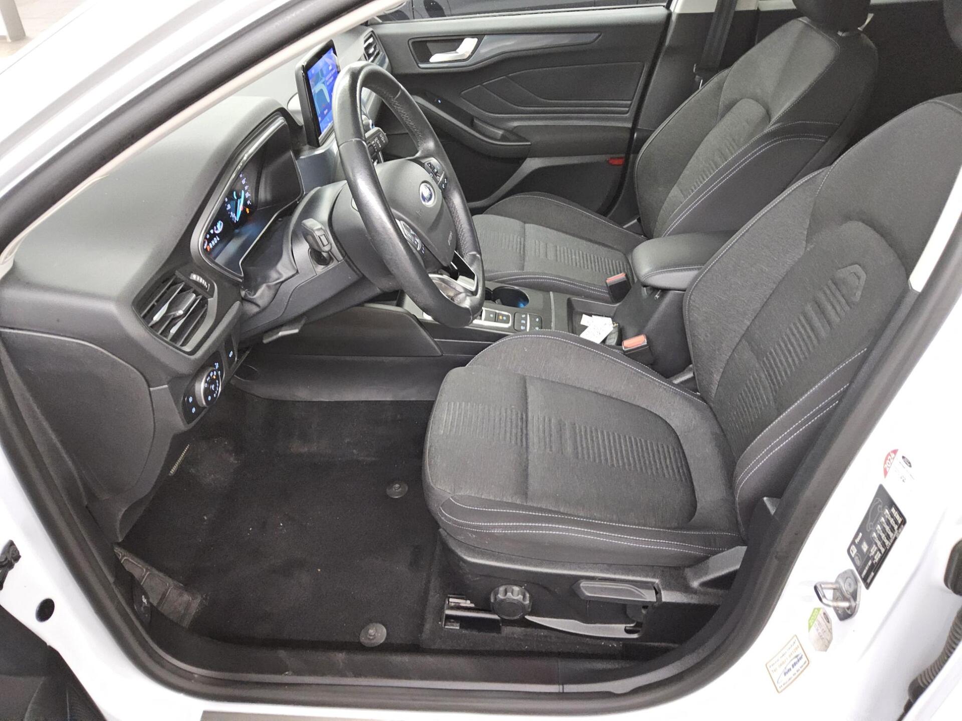 Ford Focus Turnier 1.5 EB Active Navi LED AHK RFK 8