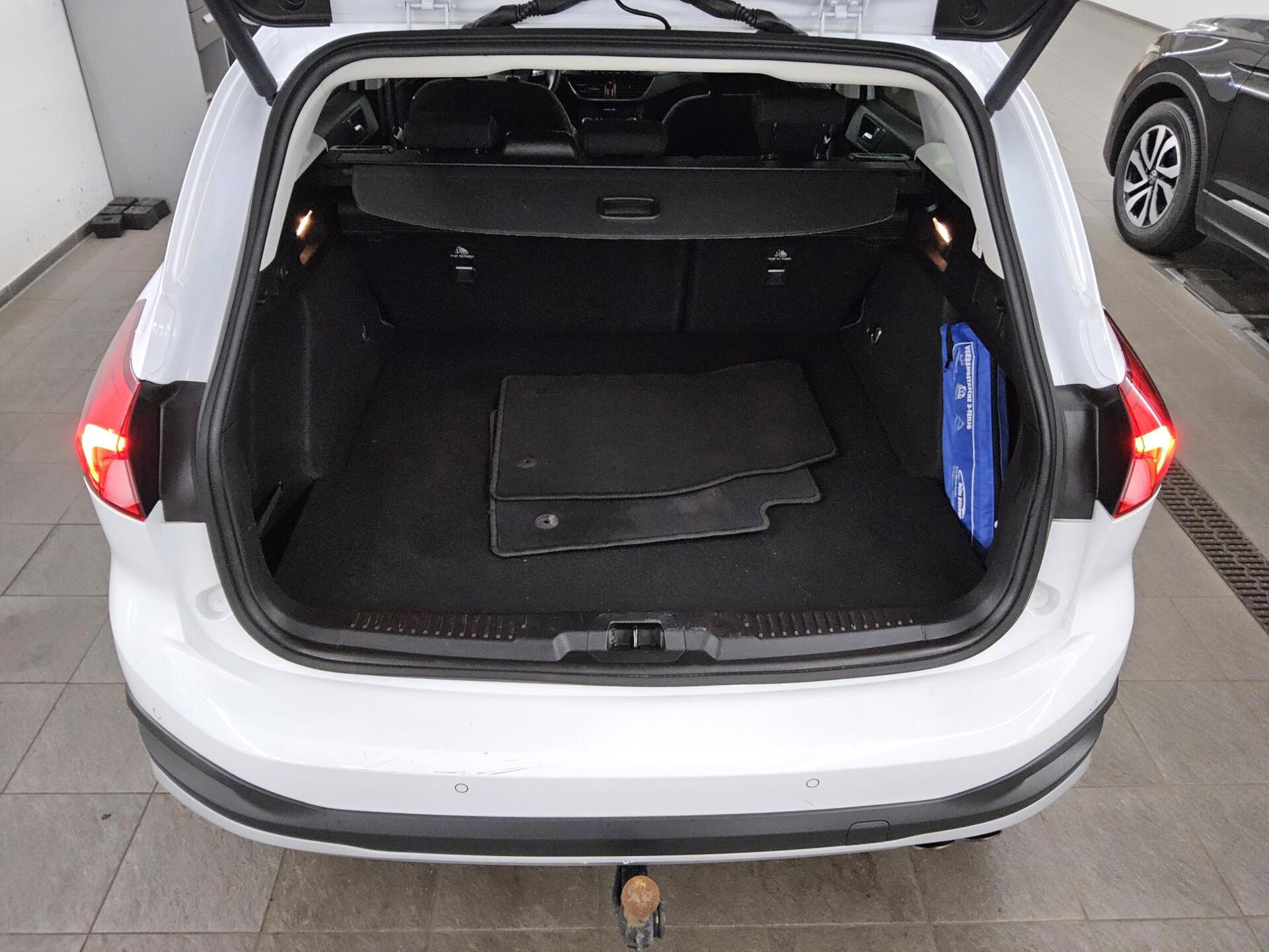 Ford Focus Turnier 1.5 EB Active Navi LED AHK RFK 12