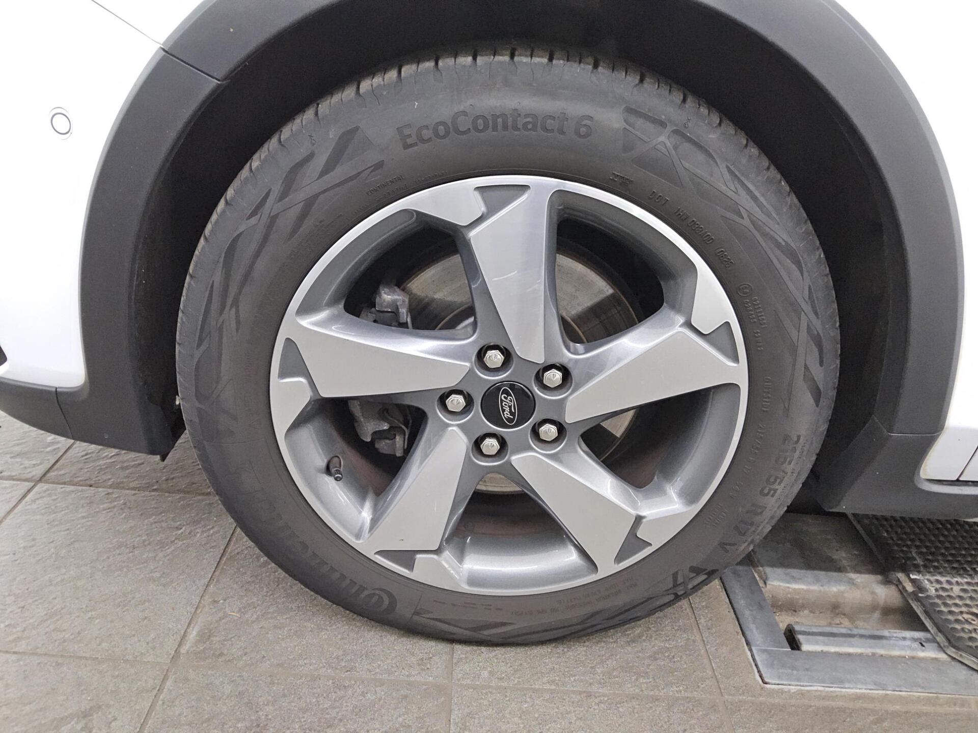 Ford Focus Turnier 1.5 EB Active Navi LED AHK RFK 10