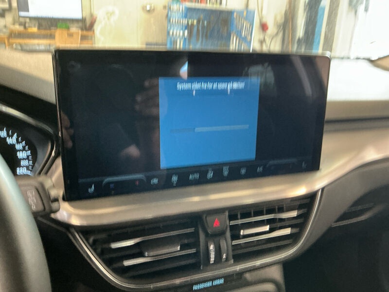 Ford Focus Turnier 1.5 EB Titanium Navi LED AHK 9