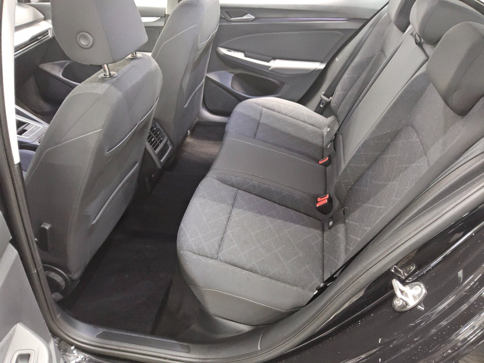 Volkswagen Golf-8 Var. 2.0 TDI Life Navi LED DC ACC PDC Shz 11