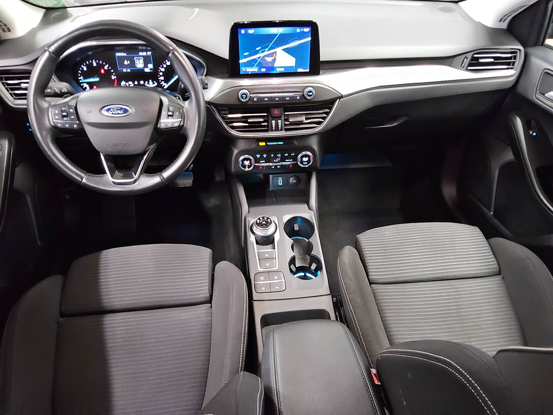 Ford Focus Turnier 1.5 EB Titanium NAVI KLIMAAUT LED SHZ PDC 5