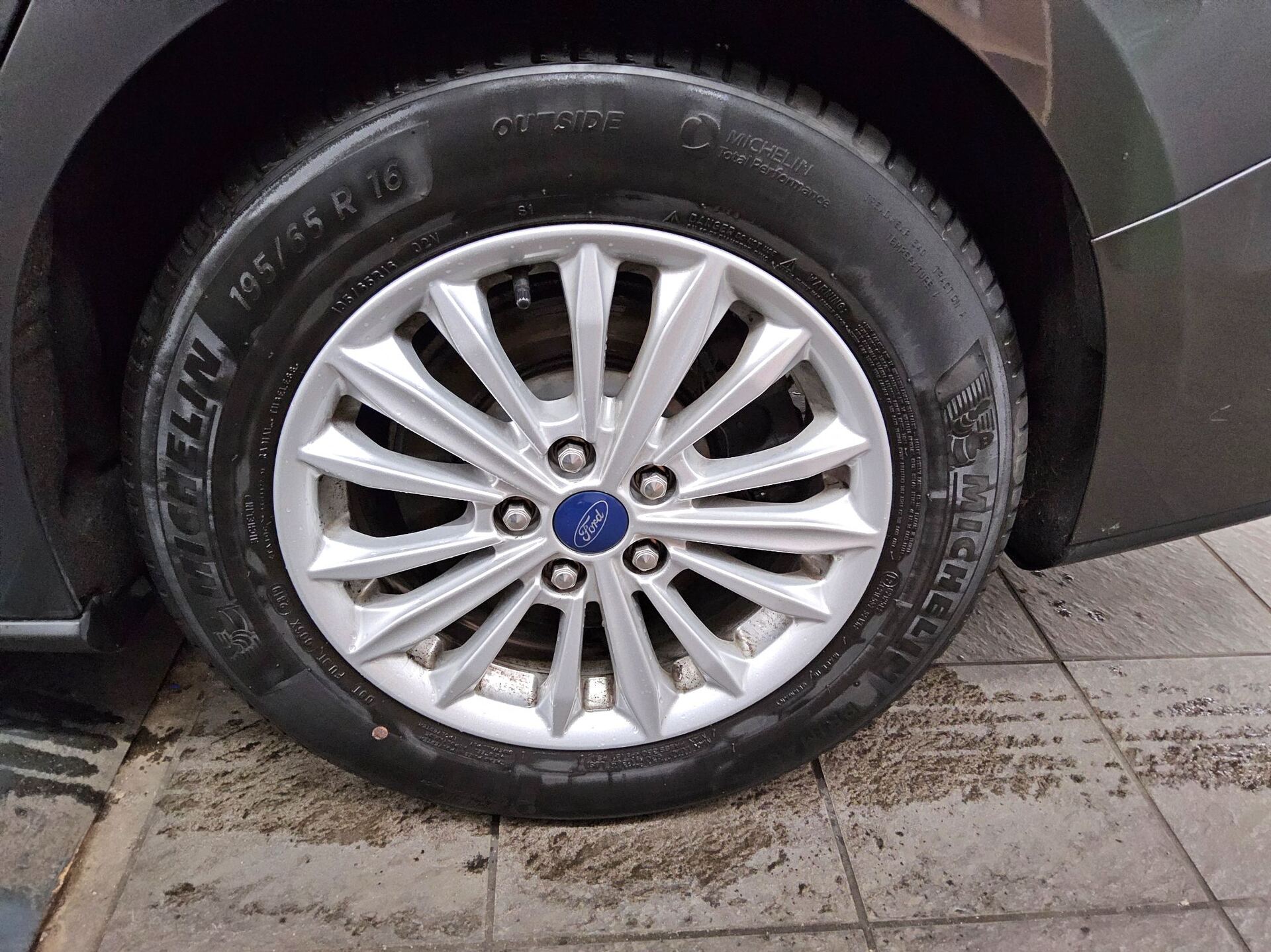 Ford Focus Turnier 1.5 EB Titanium NAVI KLIMAAUT LED SHZ PDC 10