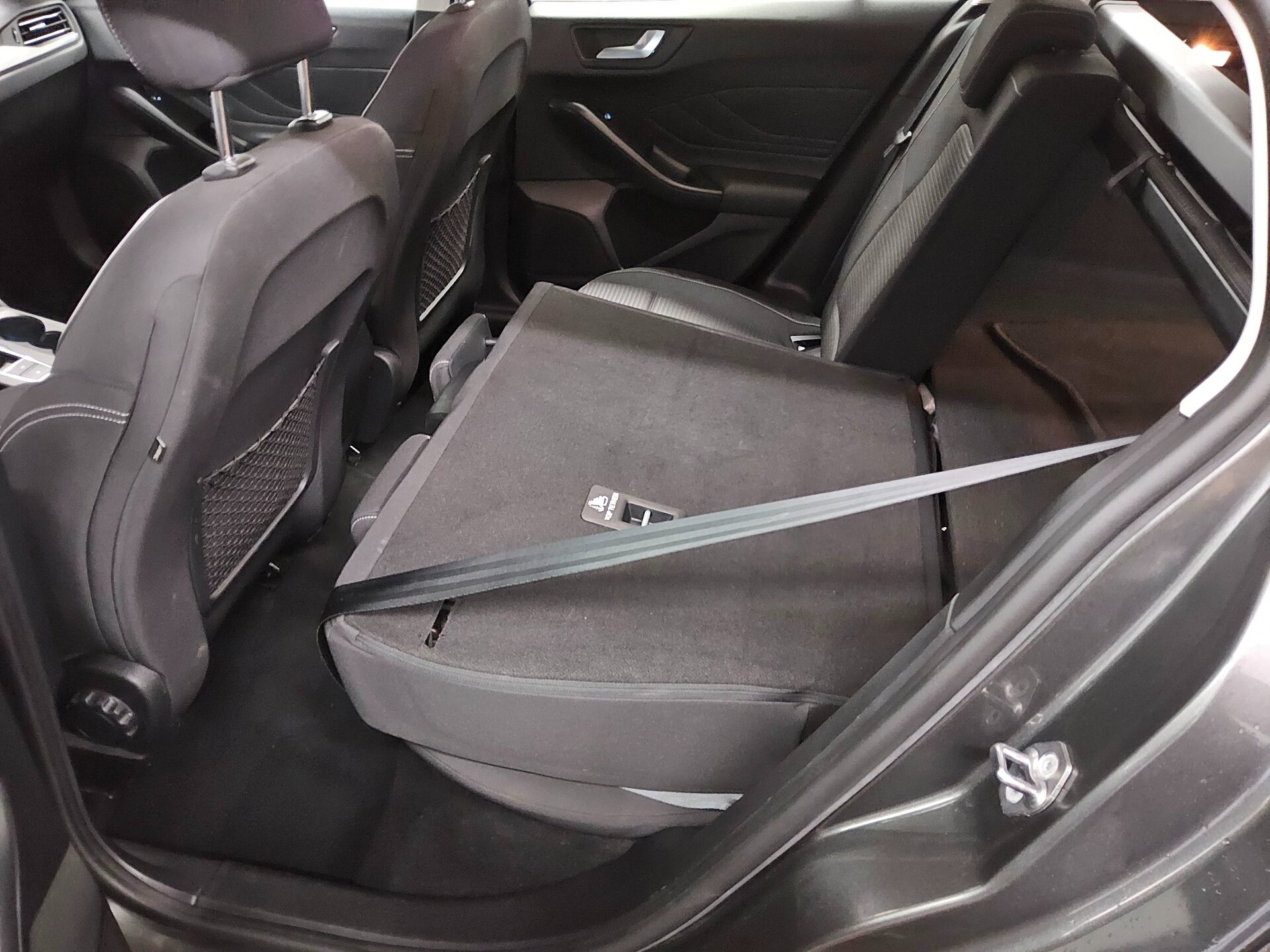 Ford Focus Turnier 1.5 EB Titanium NAVI KLIMAAUT LED SHZ PDC 12