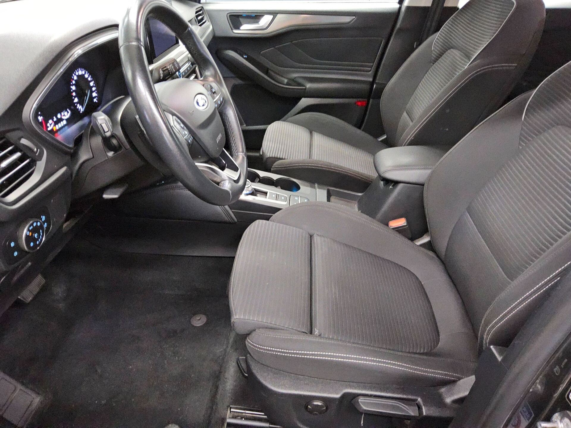 Ford Focus Turnier 1.5 EB Titanium NAVI KLIMAAUT LED SHZ PDC 8