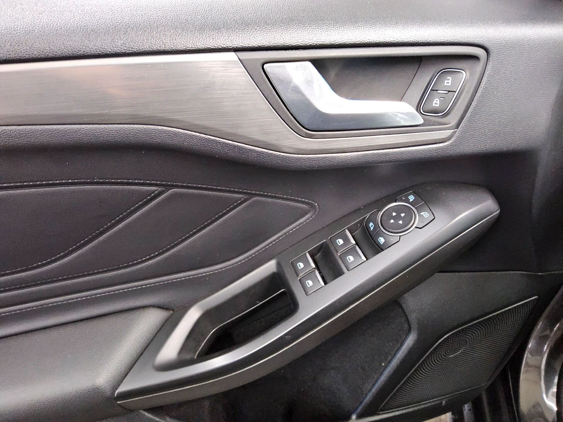Ford Focus Turnier 1.5 EB Titanium NAVI KLIMAAUT LED SHZ PDC 9