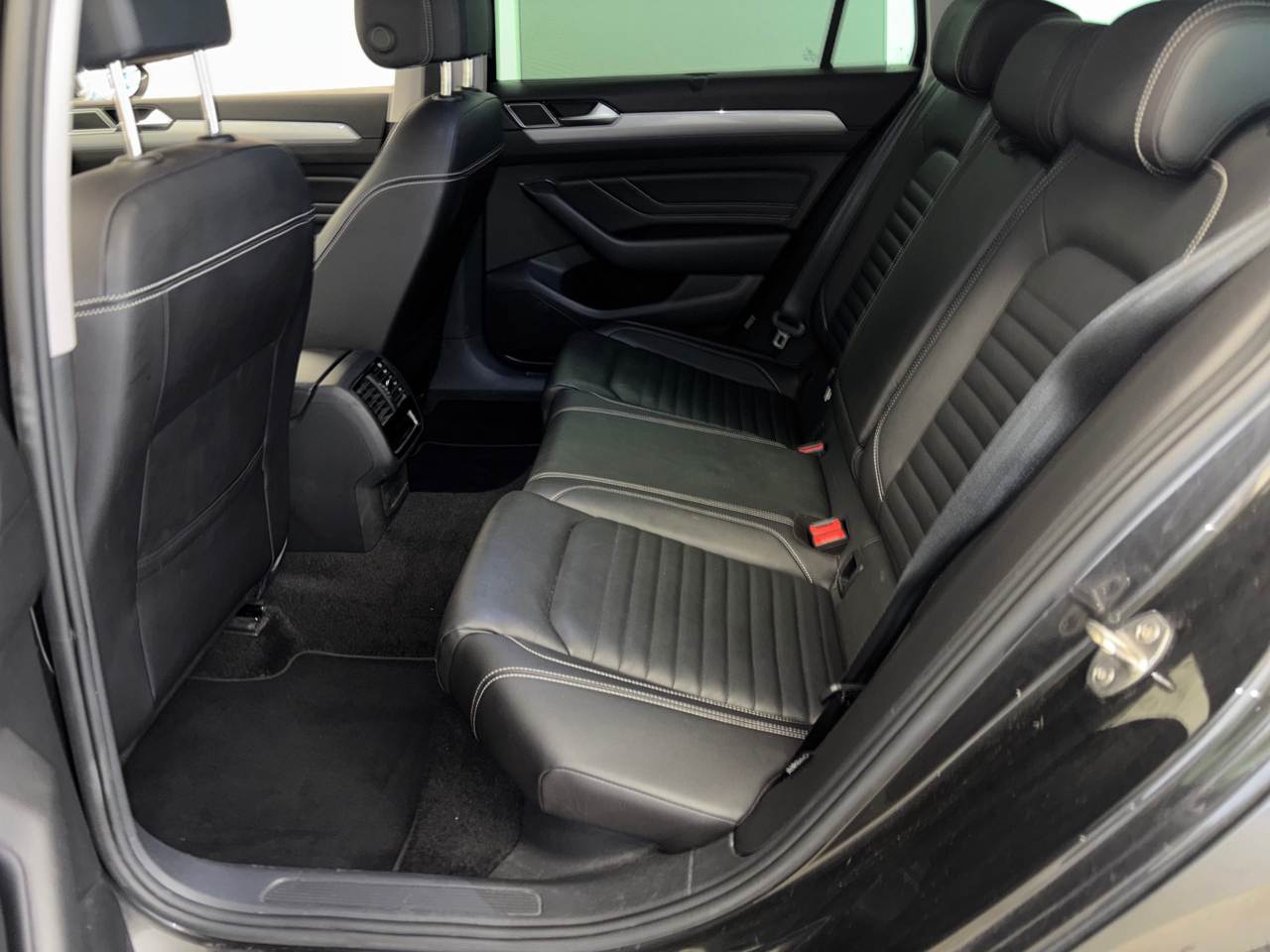 Volkswagen Passat Variant 2.0 TDI Business LEDER NAVI SHZ ACC AHK 7