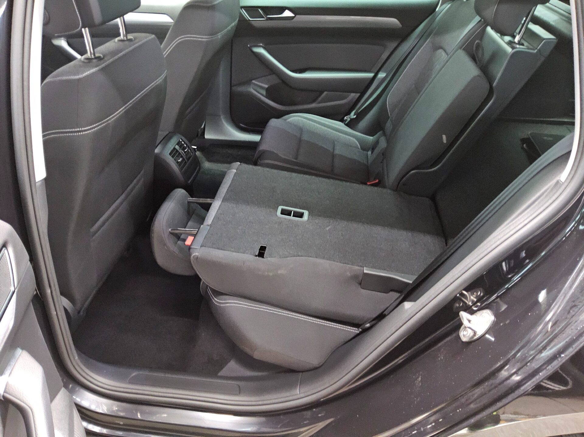 Volkswagen Passat Variant 2.0 TDI Navi LED PDC Shz AHK 12