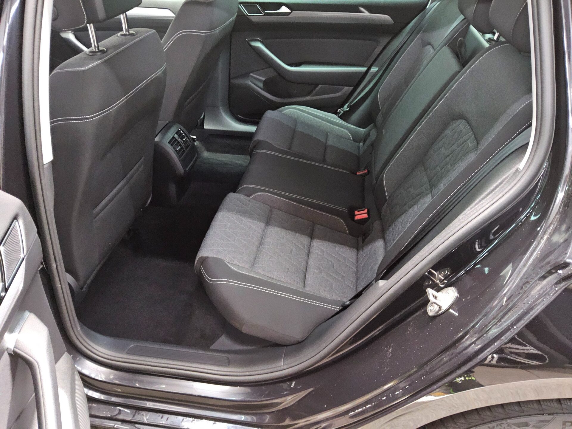 Volkswagen Passat Variant 2.0 TDI Navi LED PDC Shz AHK 13