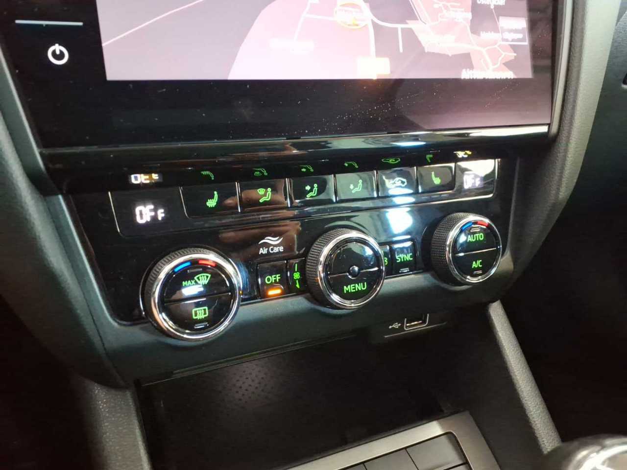 Skoda Octavia Kombi 2.0 TDI Soleil CANTON RFK 11