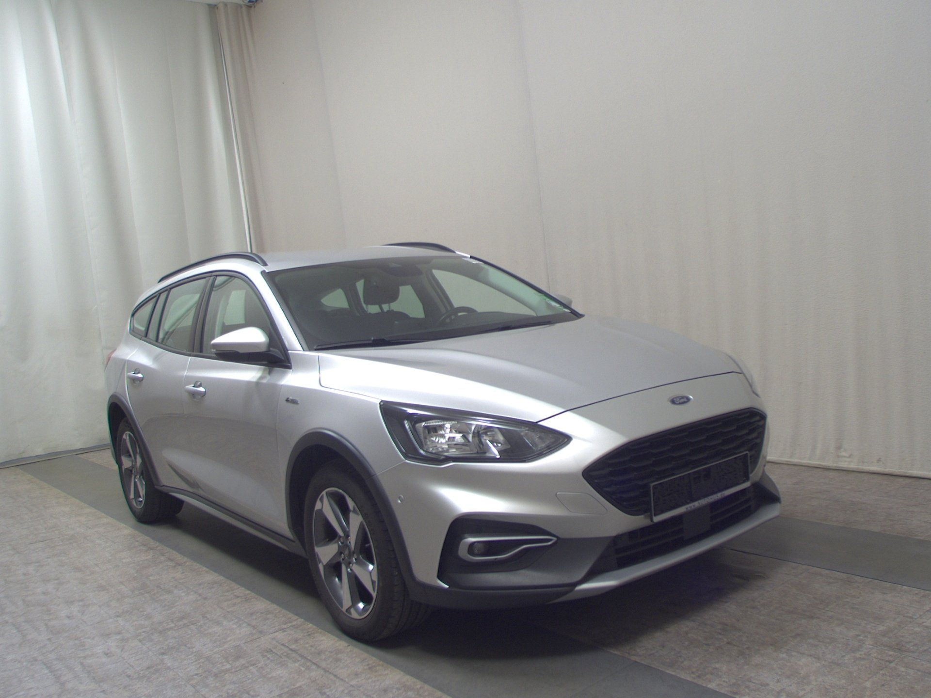 Ford Focus Turnier 1.5 EB Active Navi LED RfK AHK Shz 3