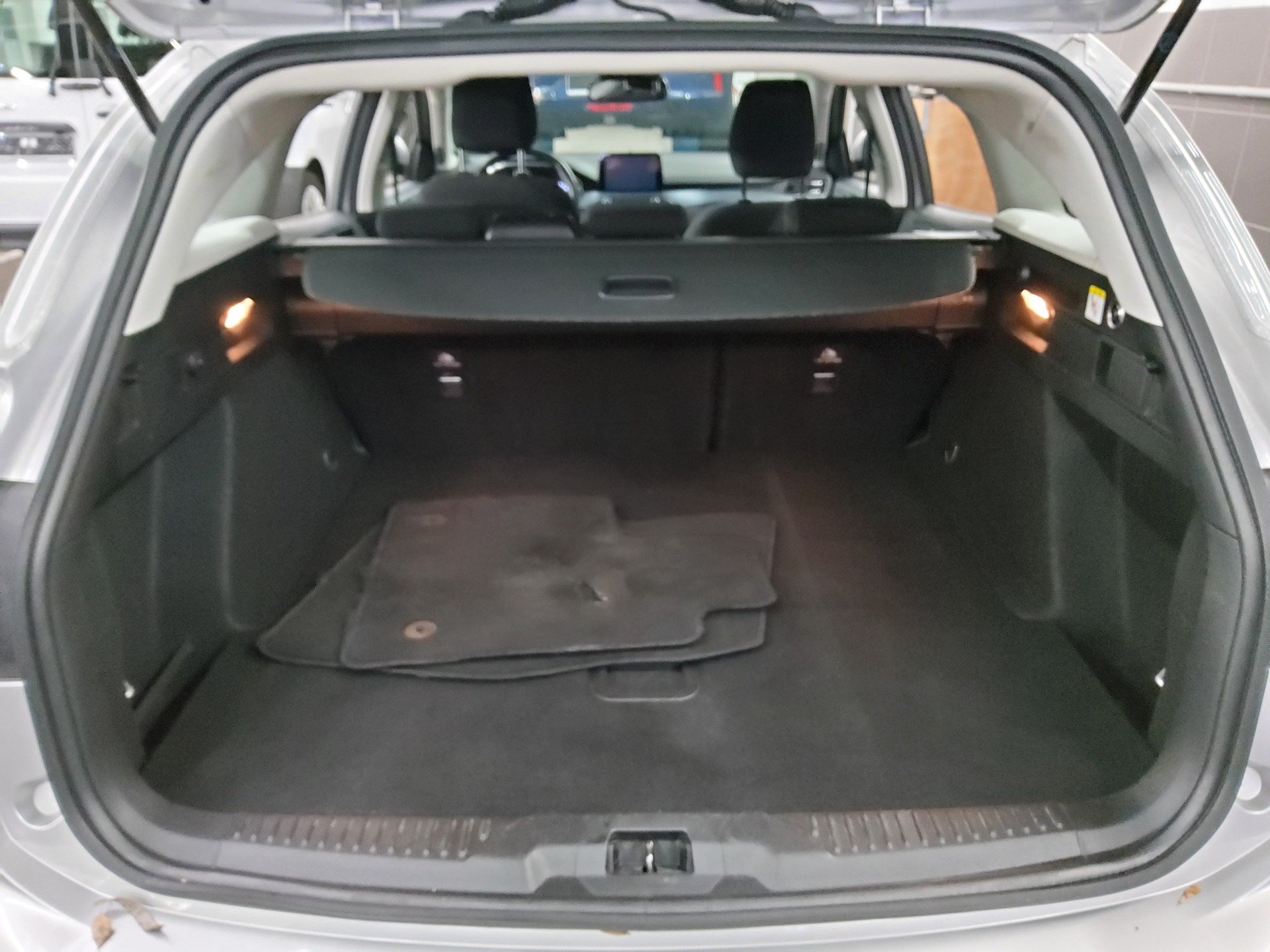 Ford Focus Turnier 1.5 EB Active Navi LED RfK AHK Shz 11