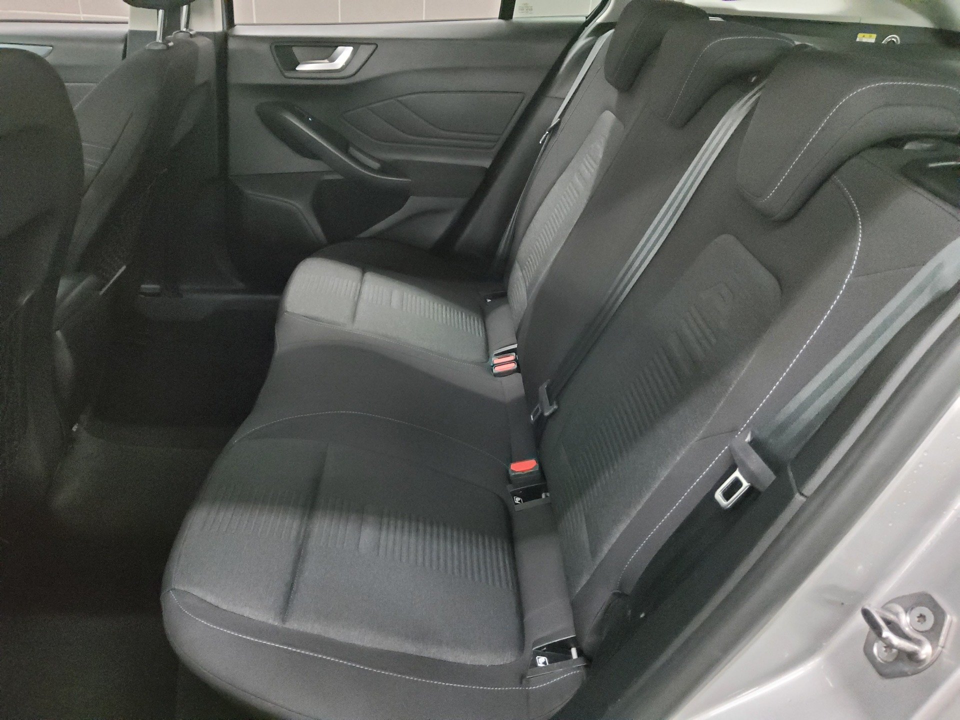 Ford Focus Turnier 1.5 EB Active Navi LED RfK AHK Shz 12