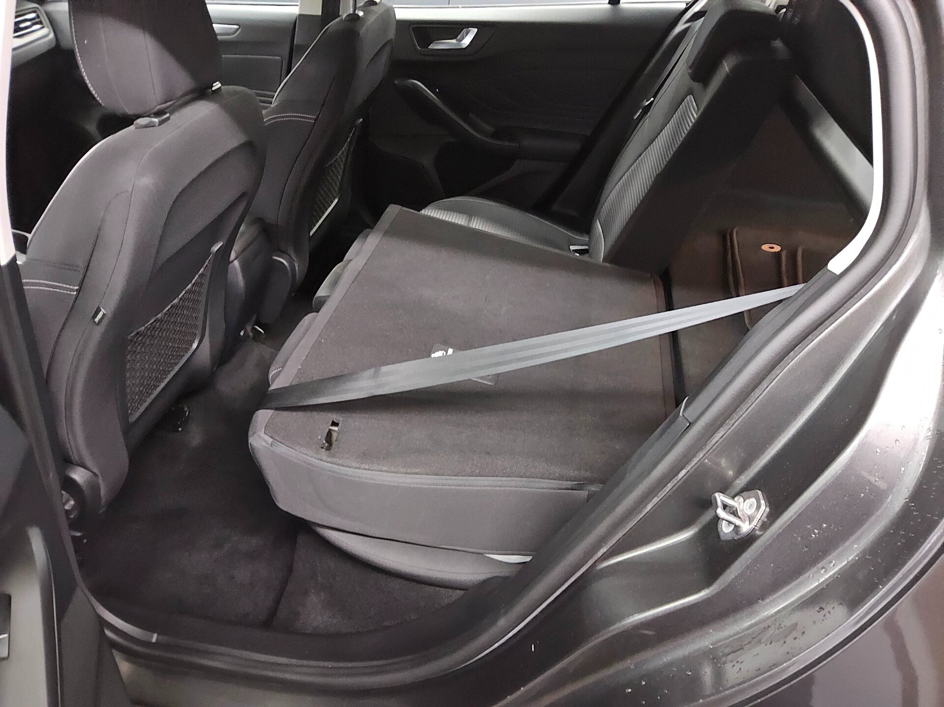 Ford Focus Turnier 1.5 EB Titanium NAVI KLIMAAUT LED SHZ PDC 12