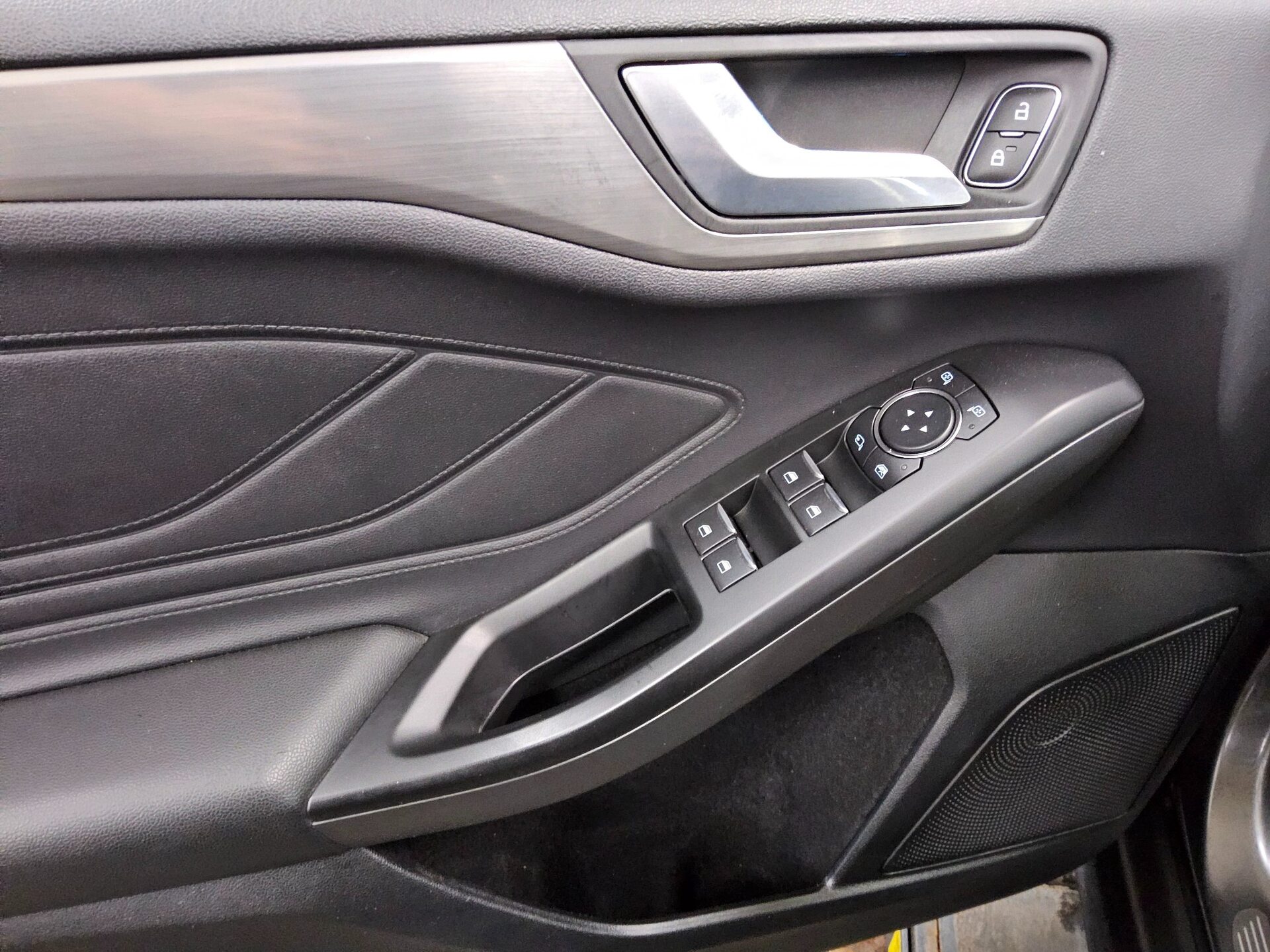 Ford Focus Turnier 1.5 EB Titanium NAVI KLIMAAUT LED SHZ PDC 9