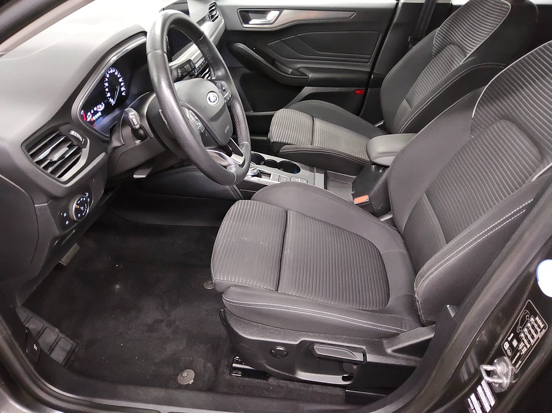 Ford Focus Turnier 1.5 EB Titanium NAVI KLIMAAUT LED SHZ PDC 8
