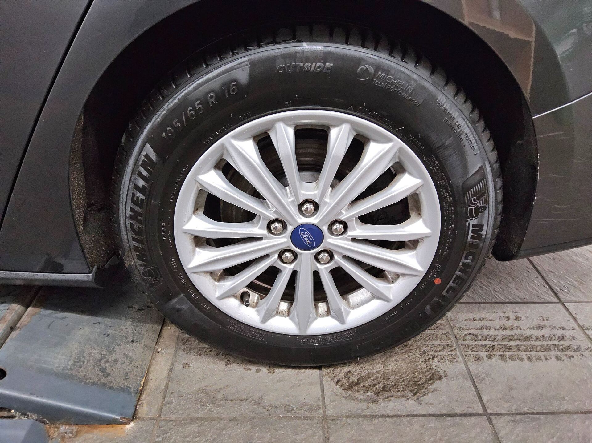 Ford Focus Turnier 1.5 EB Titanium NAVI KLIMAAUT LED SHZ PDC 10