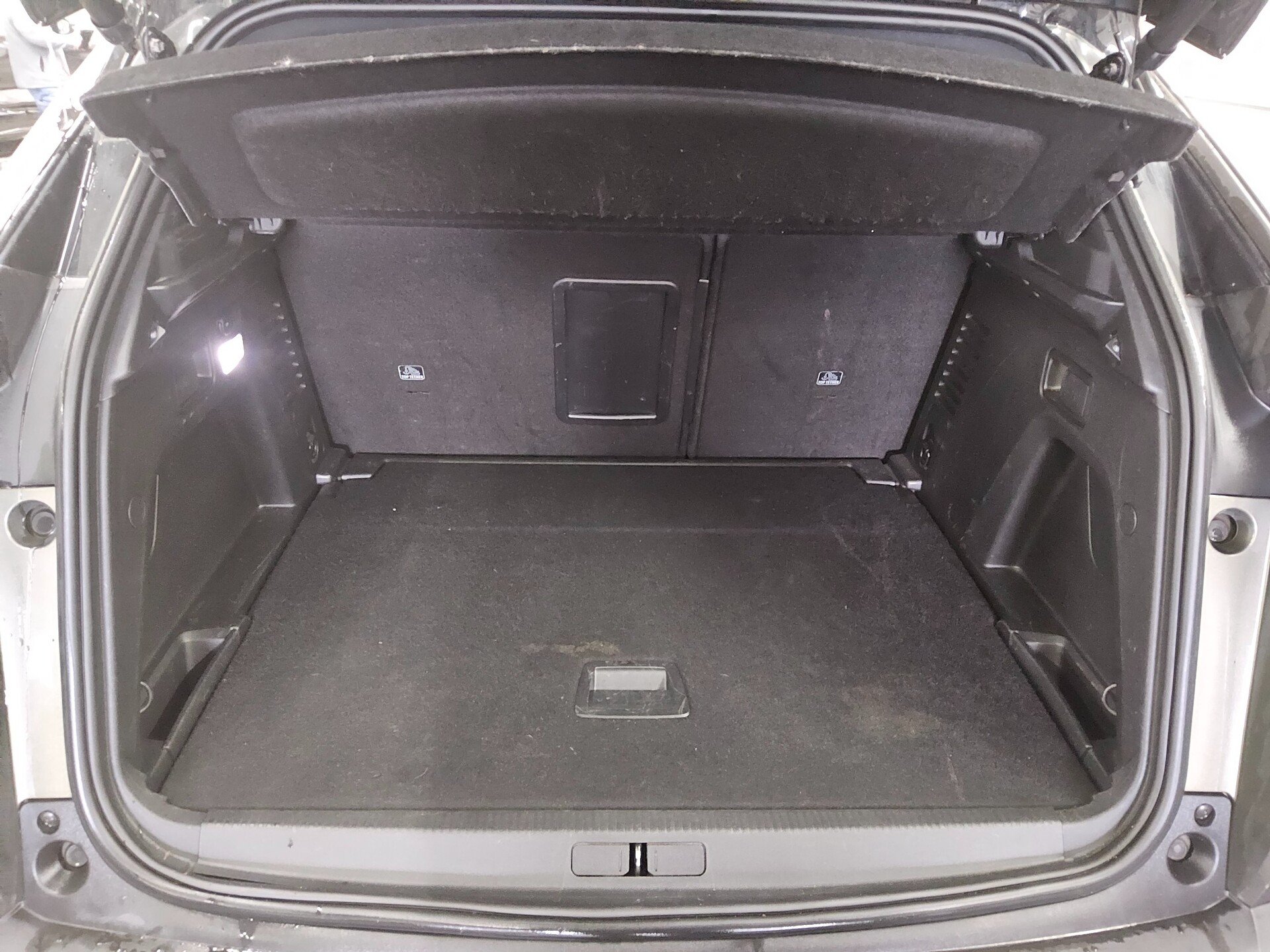 Peugeot 3008 1.5 BlueHDi 130 Allure Navi LED AHK RFK 11