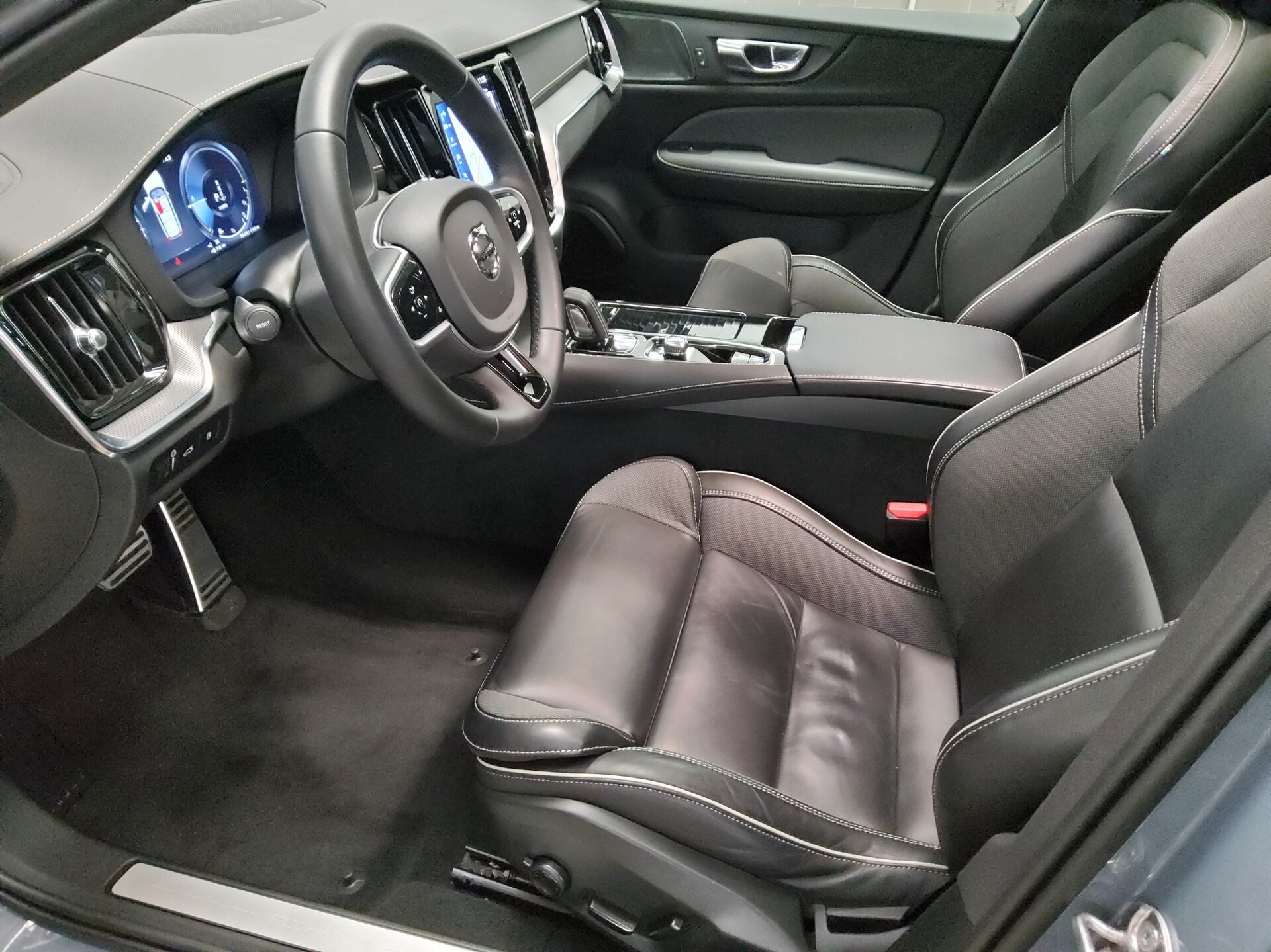 Volvo V60 T6 R-Design Leder Navi LED 9