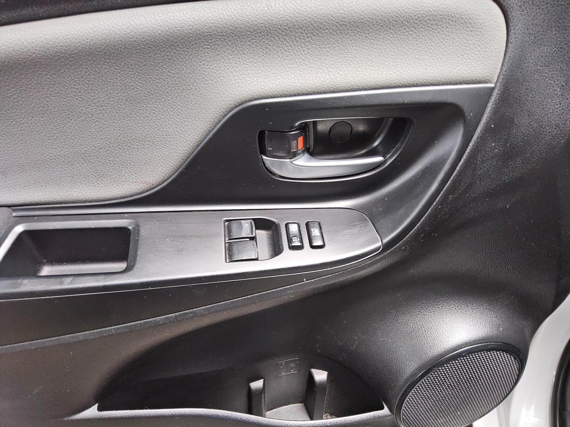 Toyota Yaris 1.5 Navi 9