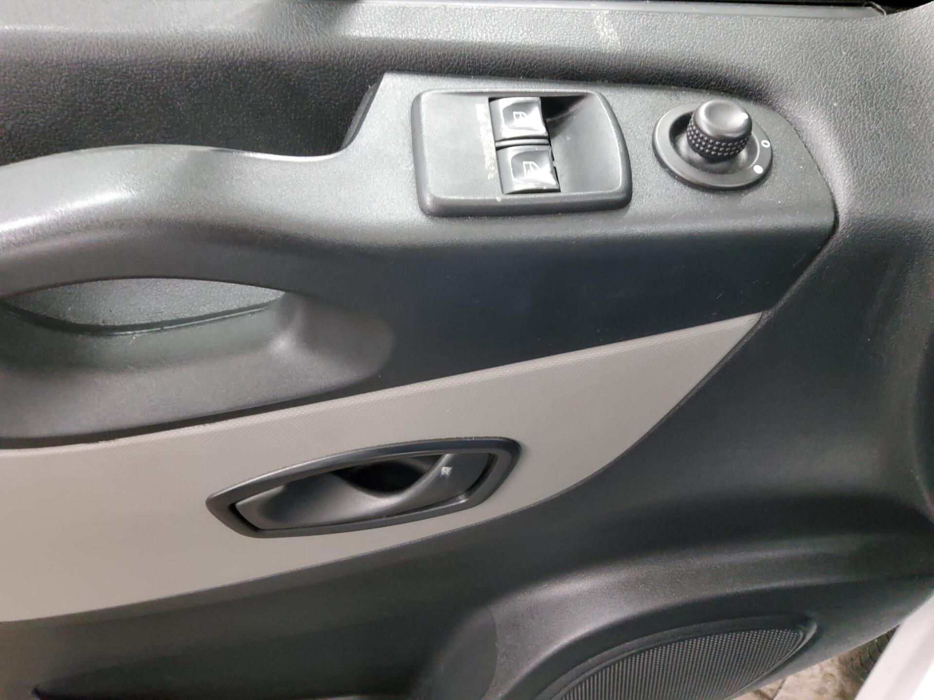 Renault Trafic L2H1 1.6 dCi Regalsystem Navi StHzg PDC 9