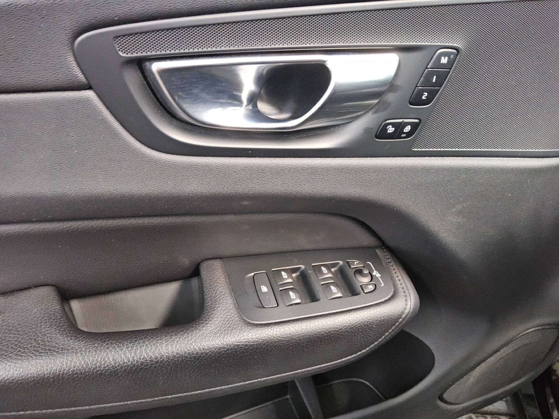 Volvo XC60 B4 D Momentum Leder Navi LED RFK AHK 10