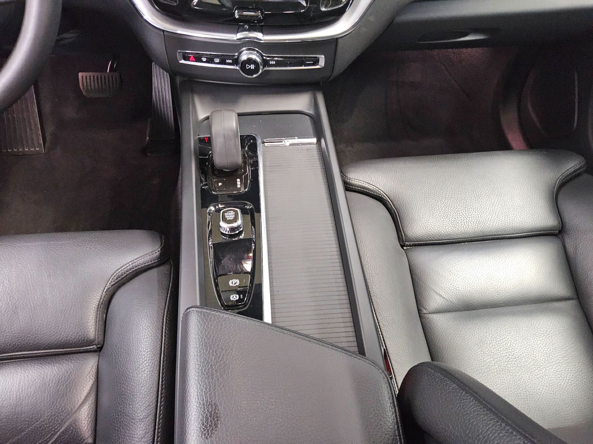 Volvo XC60 B4 D Momentum Leder Navi LED RFK AHK 6