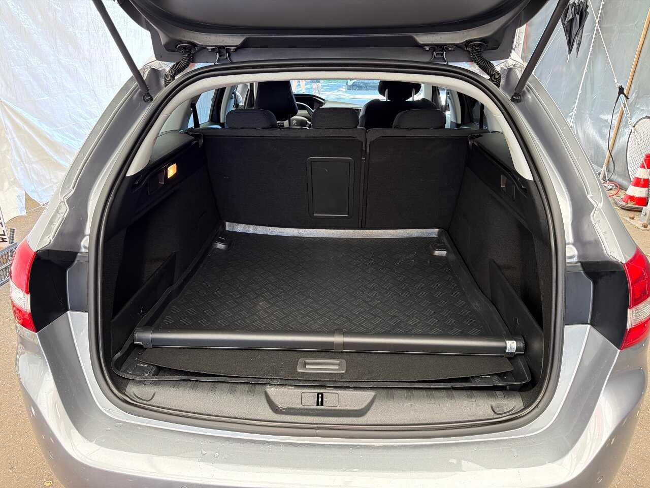 Peugeot 308 SW 1.5 BlueHDi Allure Navi T-Leder DigiTacho AHK RFK 10