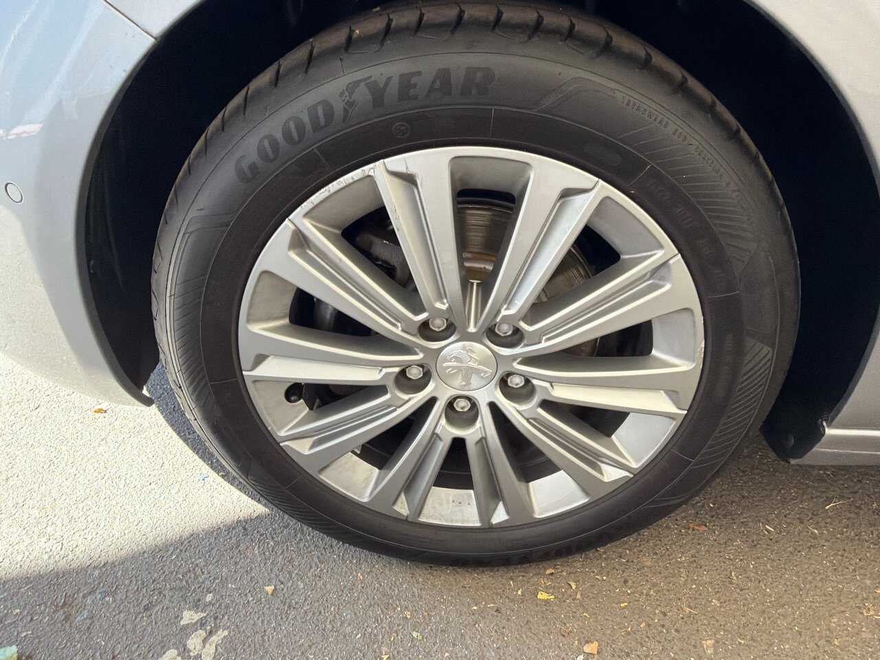 Peugeot 308 SW 1.5 BlueHDi Allure Navi T-Leder DigiTacho AHK RFK 12