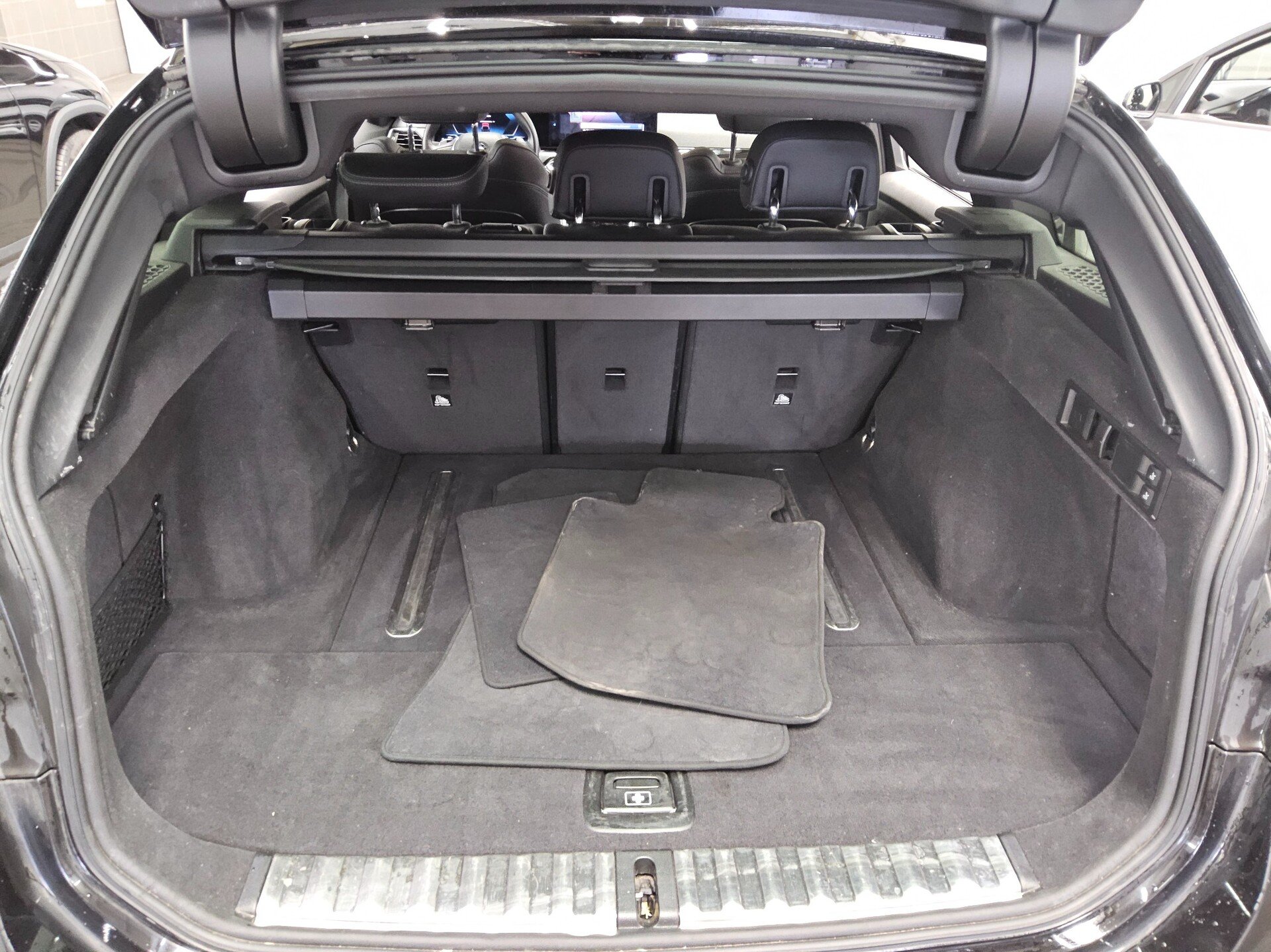 BMW 318dA Touring Leder Navi LED RFK ACC Ambiente 12