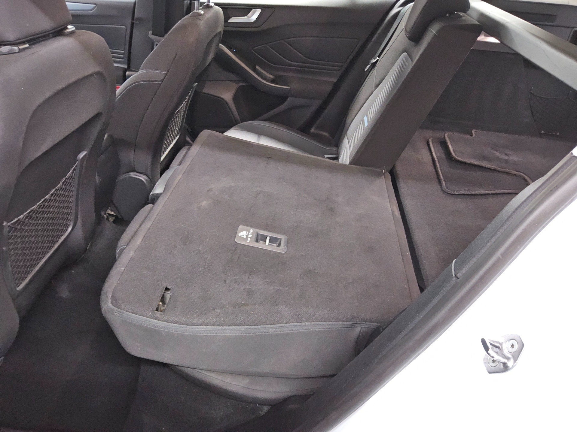 Ford Focus Turnier 1.5 EB Active Navi LED Shz RfK ACC 12