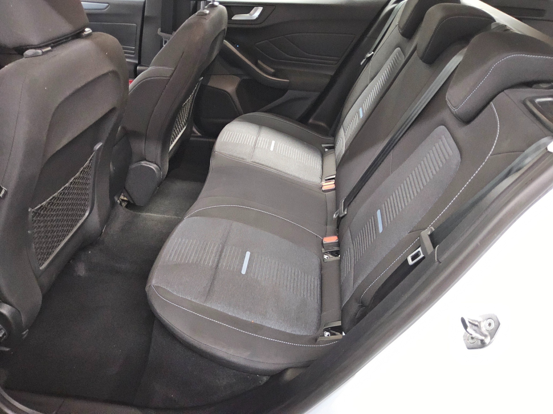 Ford Focus Turnier 1.5 EB Active Navi LED Shz RfK ACC 13