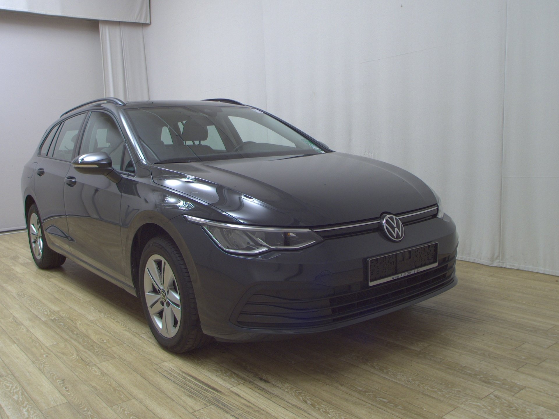 Volkswagen Golf-8 Var. 2.0 TDI Life Navi LED DC ACC PDC Shz 3