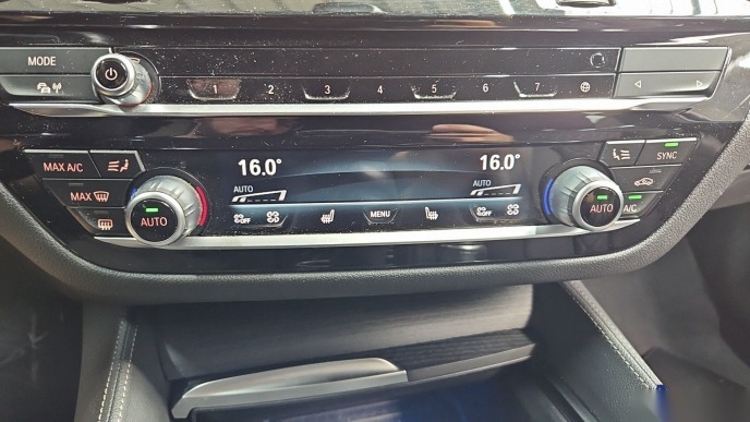 BMW 530e Touring M-Sport LEDER LED SHZ HiFi HUD 10